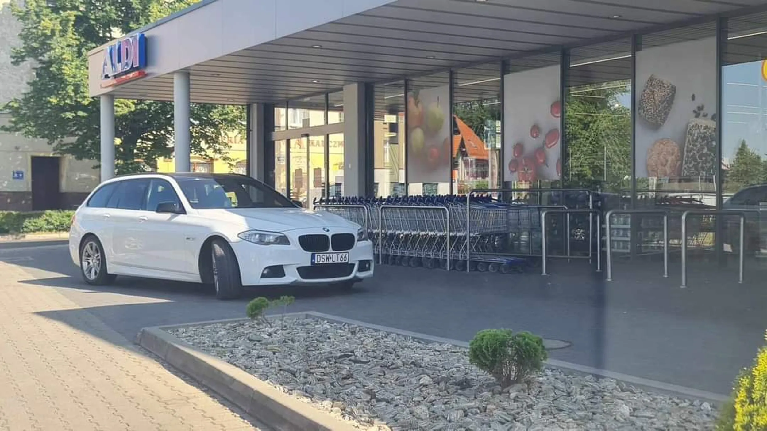 Prosimy ściero nie parkować 1.7m od drzwi automatycznych sklepu. Nie pozdrawiamy