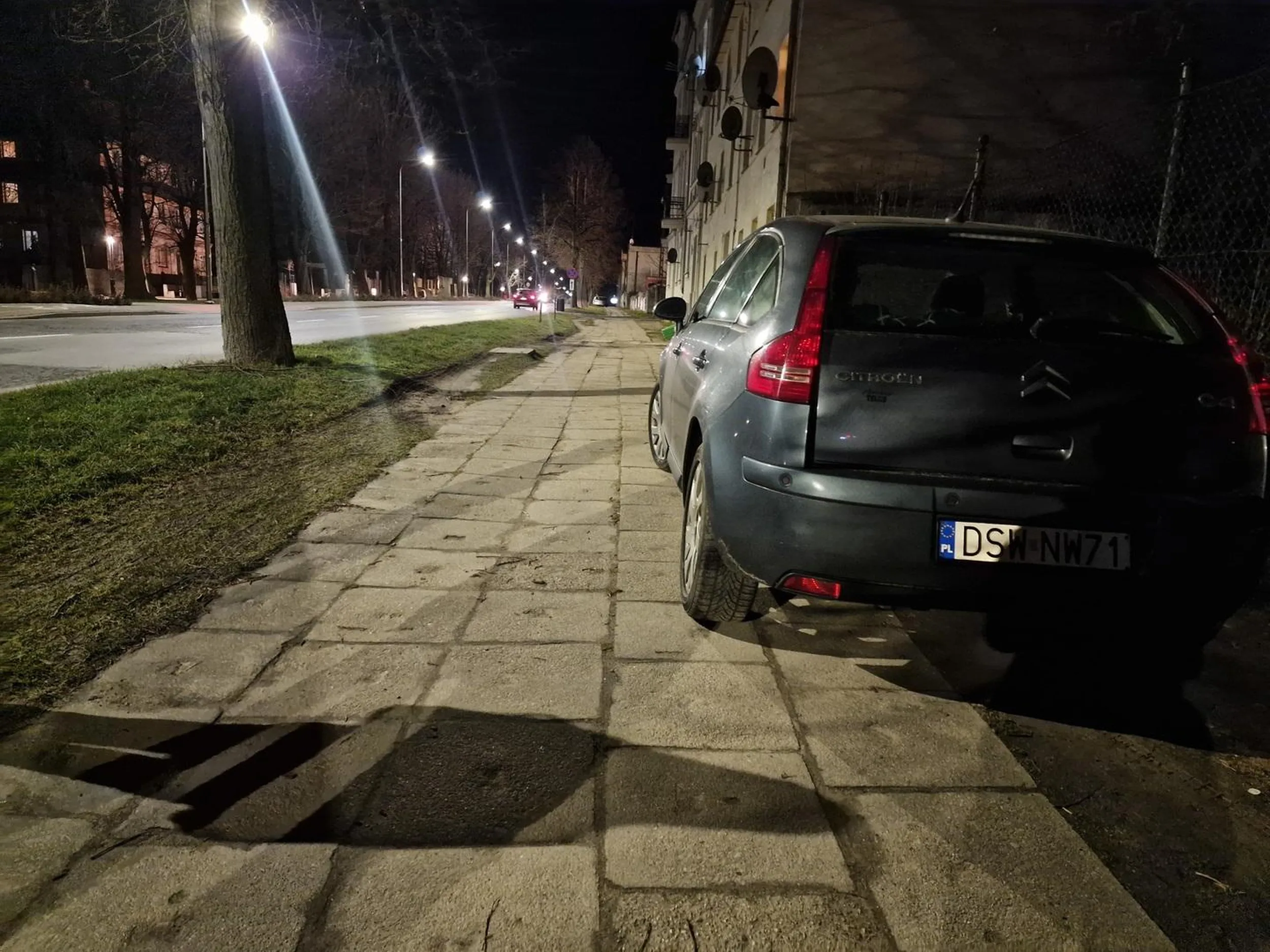 Nielegalne parkowanie nie da sie przejsc musze samochud przeskoczyc chhba