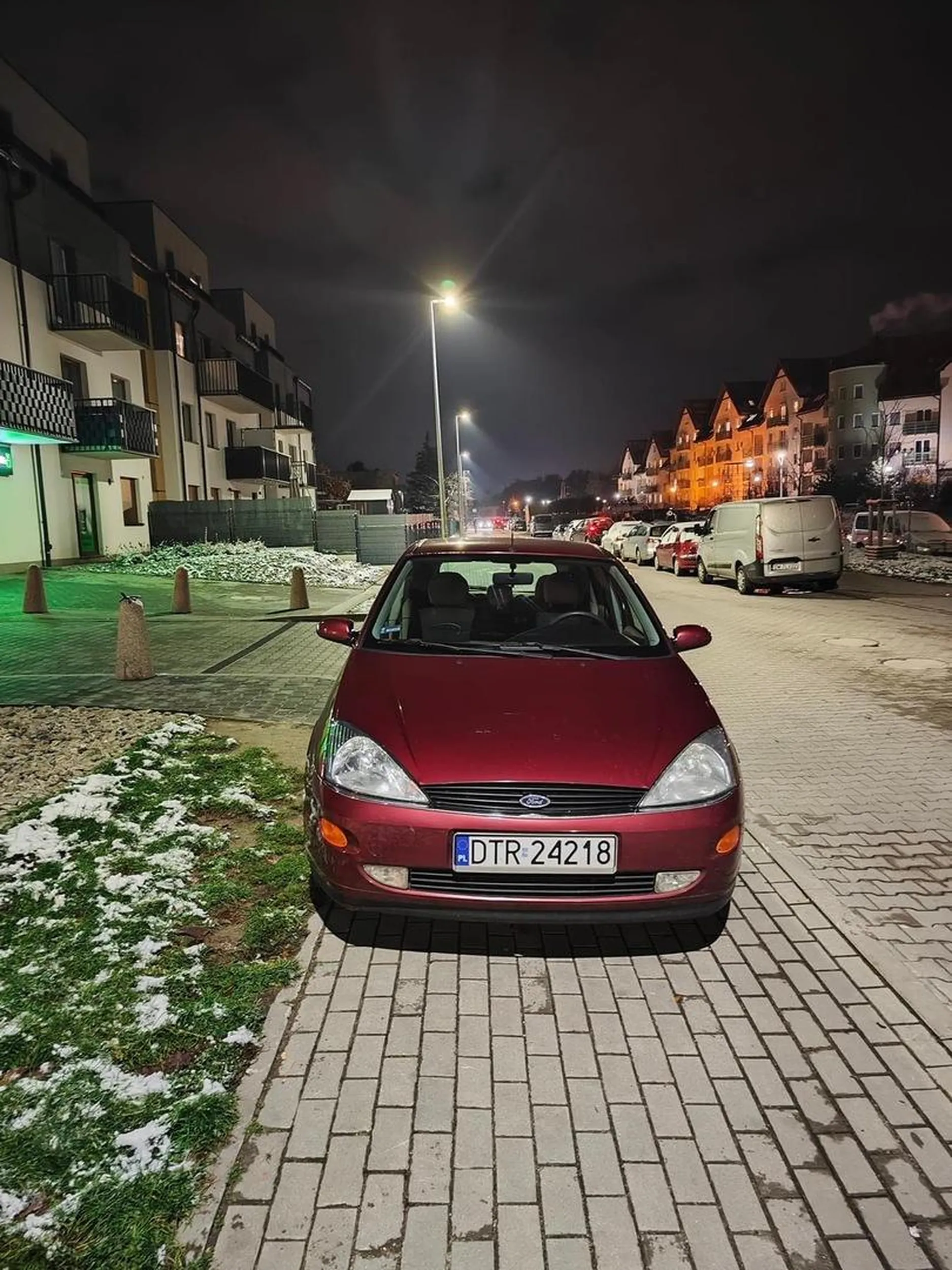 Parkuje na chodniku…