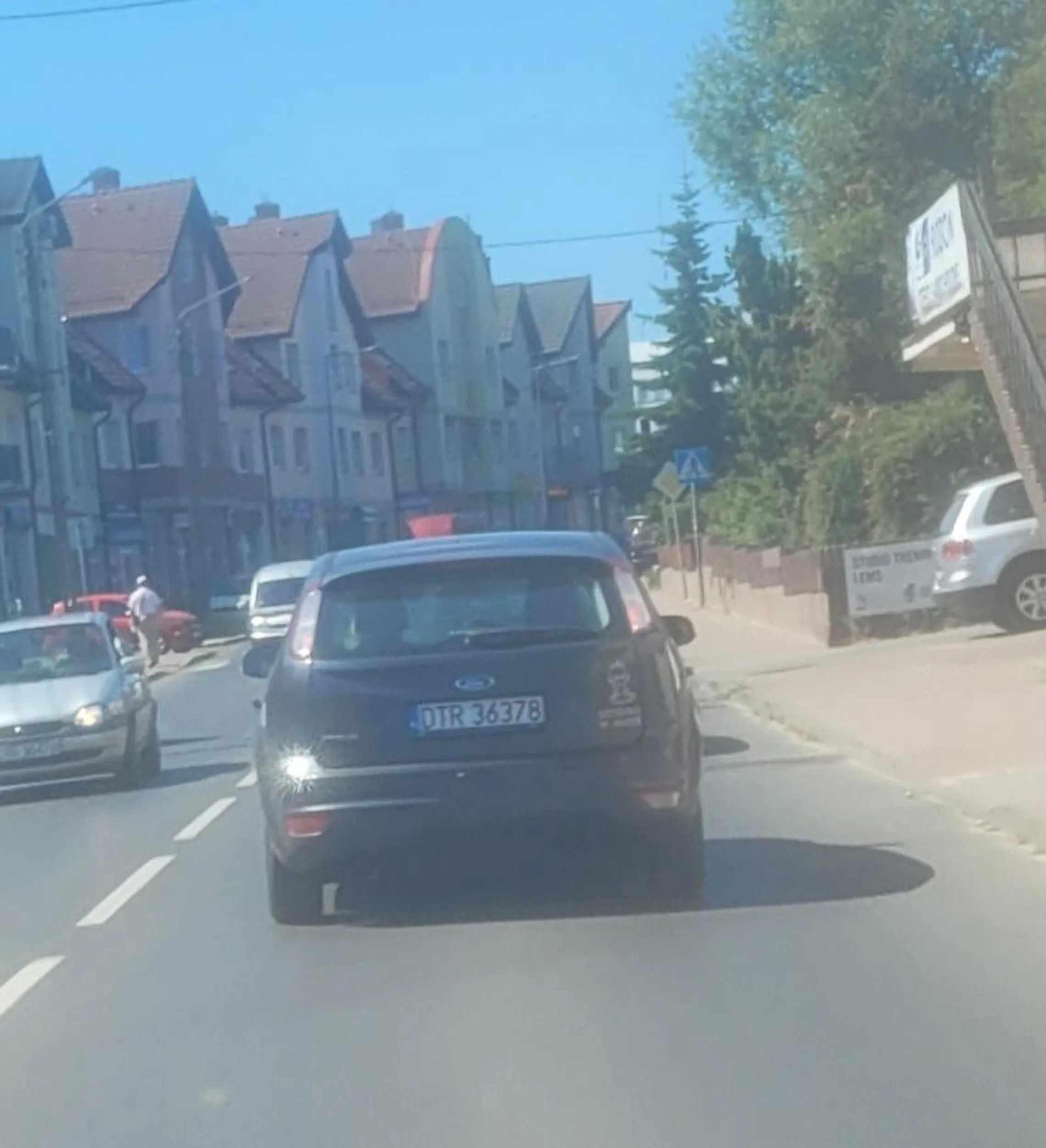 uwaga na tę piratkę drogową, bez zachamowania wpierdala się pod maske na rondzie wymuszając pierwszeństwo.