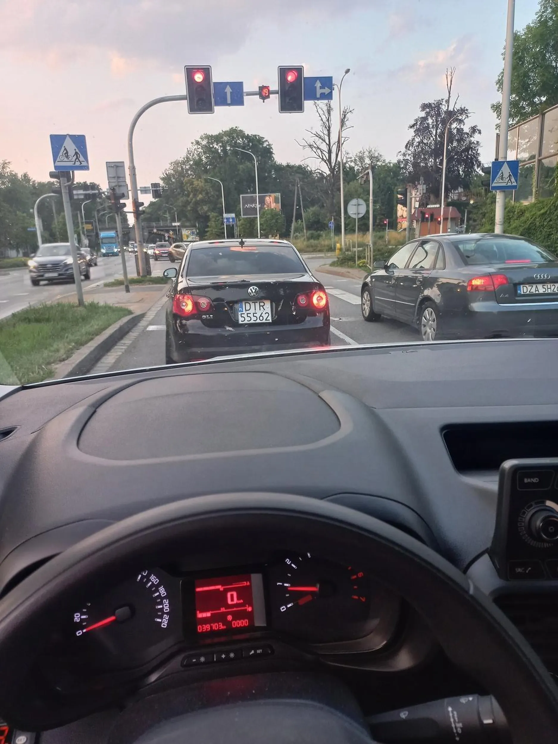 Brak wyobraźni, niestosowanie się do przepisów ruchu drogowego. Wyprzedzanie prawym pasem z prędkością przekraczającą grubo ponad 100 km/h i omal nie doprowadzenie do wypadku