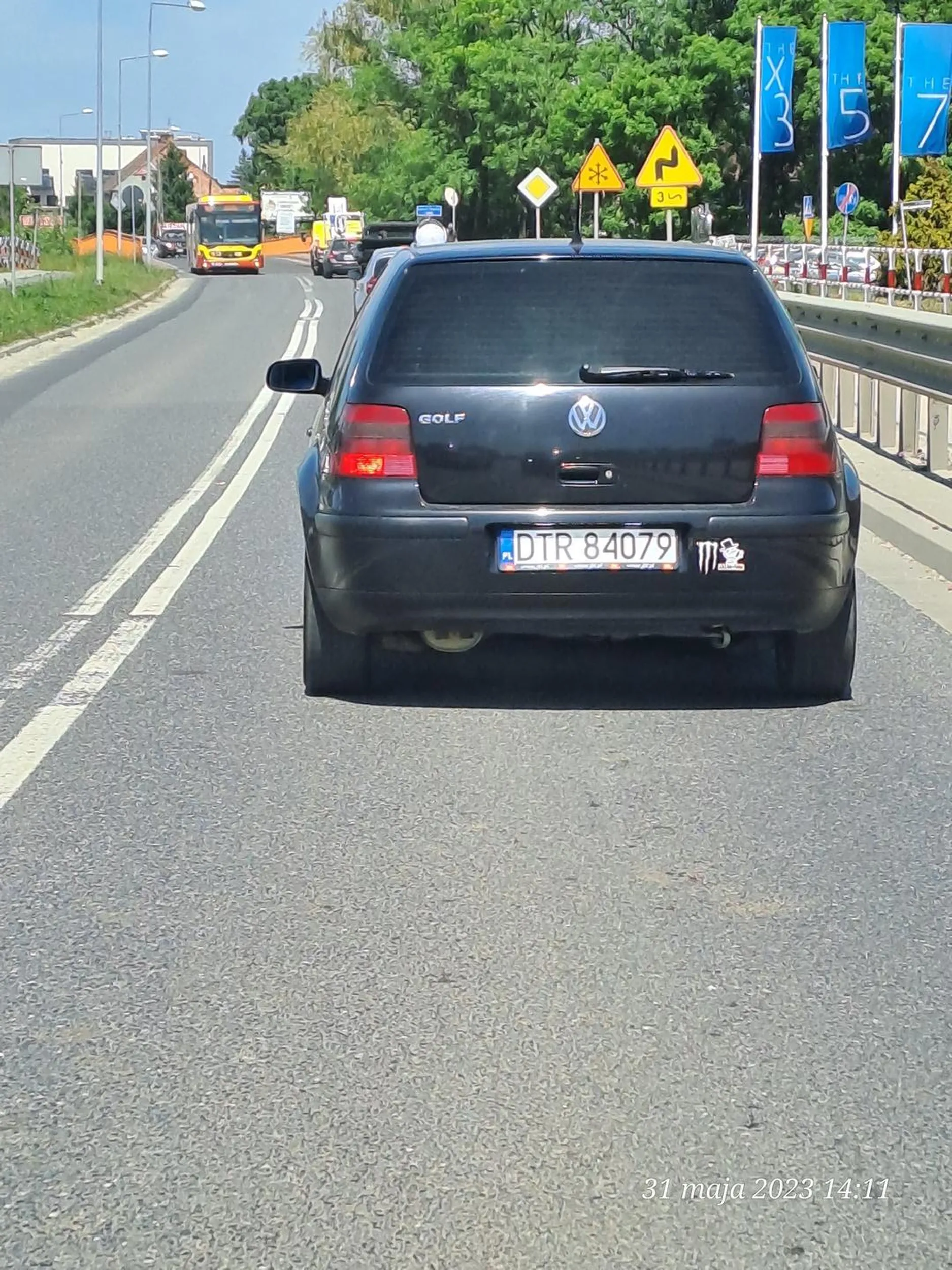 Ty niedorozwoju jeden. Wysylam ma policje film z twojego przejazdu na czerwonym. Mam nadxieje ze Ci d0pierd0la odtry mandat.  Tradycyjnie wies tanczy I spiewa z Trzebnicy.