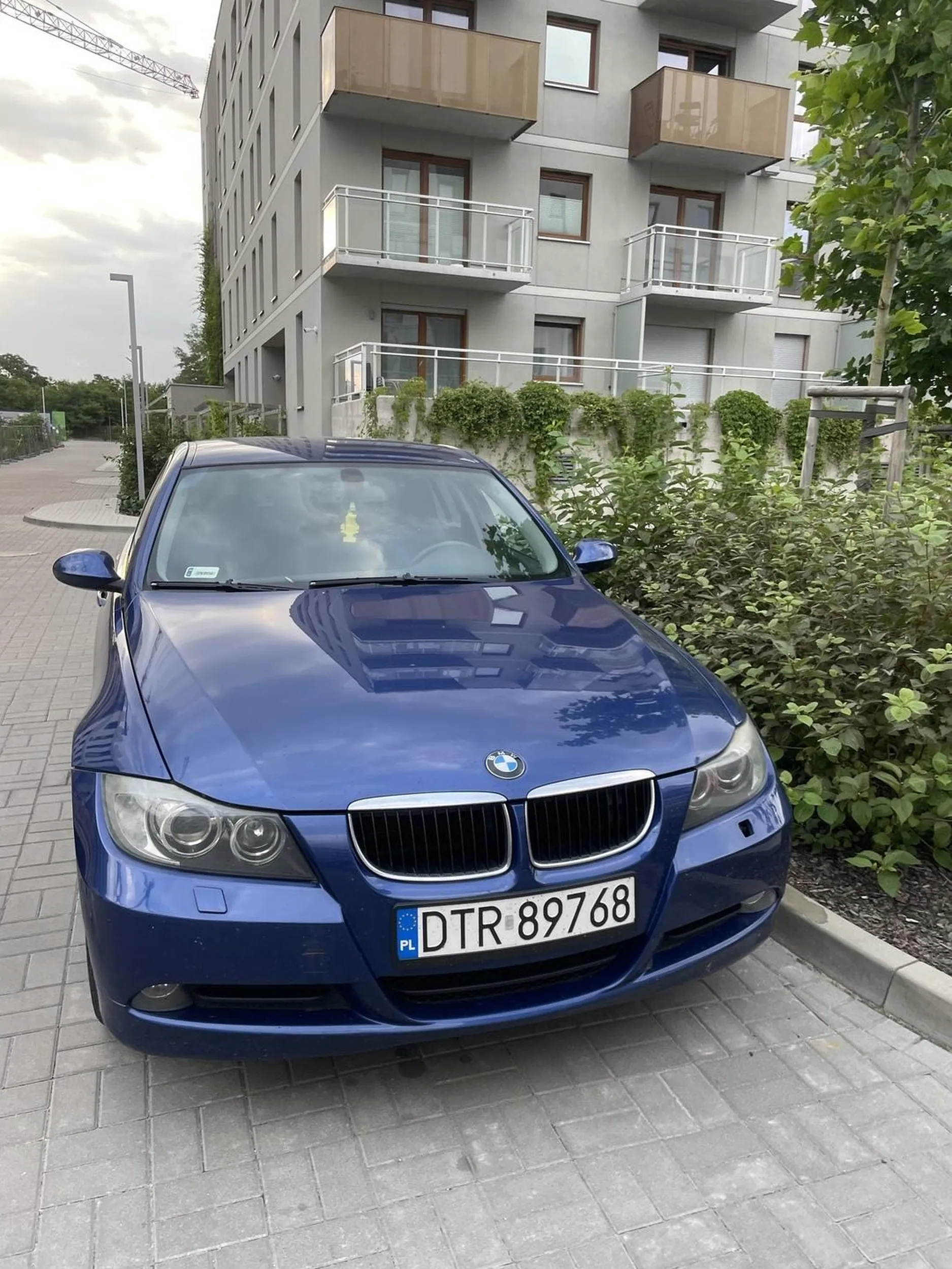 Kolejny osiedlowy prywaciarz, na beemke bylo stac ale przyoszczedzil na miejscu postojowym