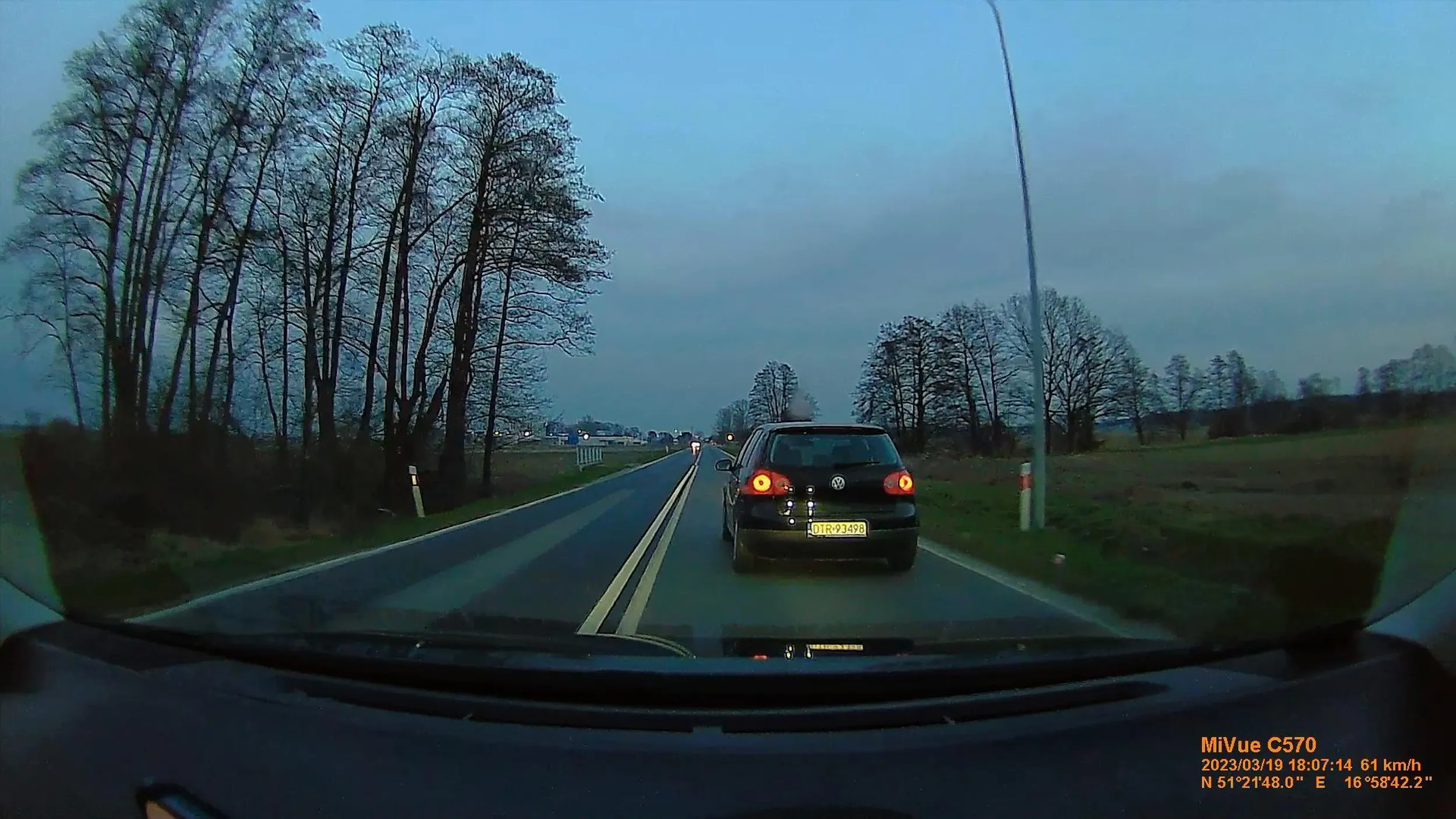 Widzi że jadę to wyjeżdża z podporządkowanej i zmusza do hamowania. Jajnik bez wyobraźni.