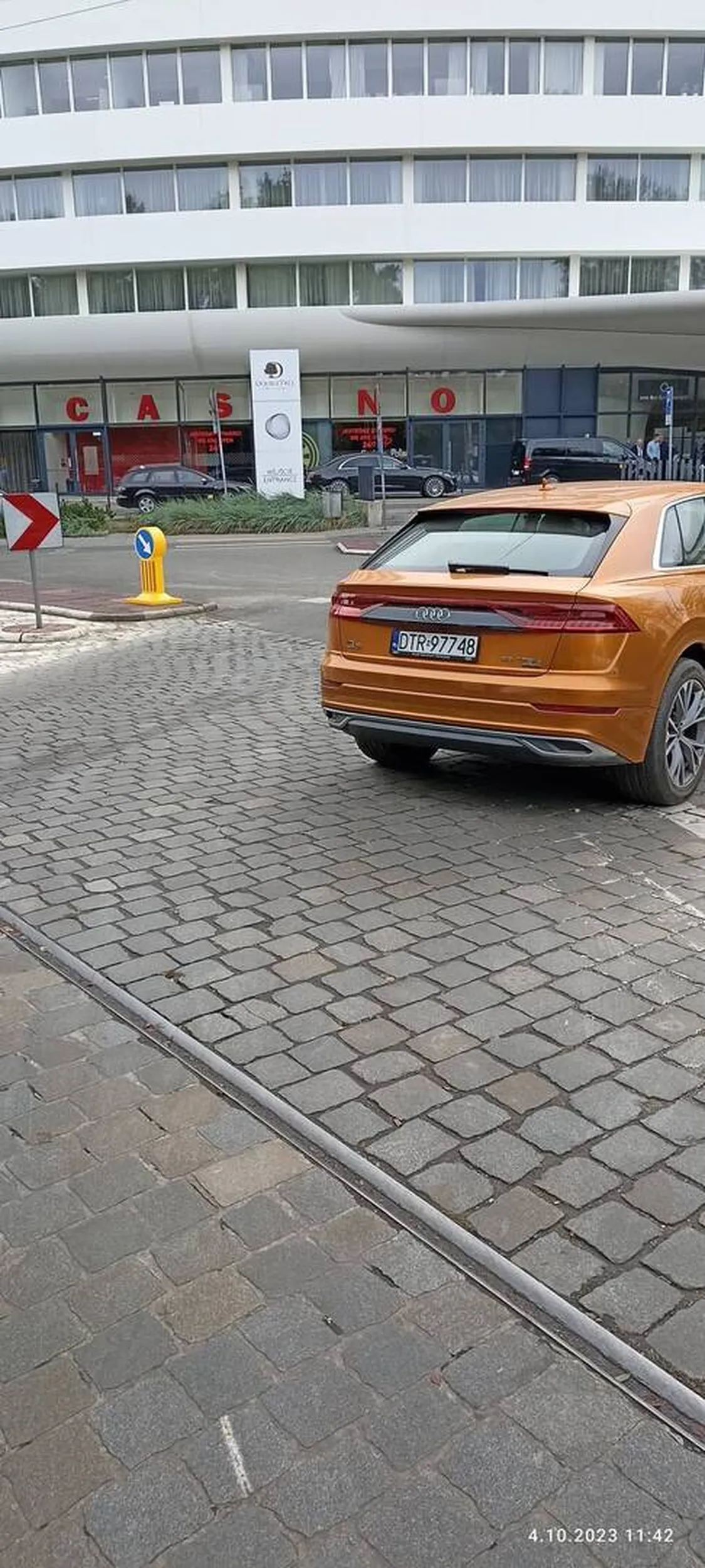 Witaj królewiczu. Gdzie przestawić twoją karocę? Zablokowałeś przejazd dla trzech linii autobusowych