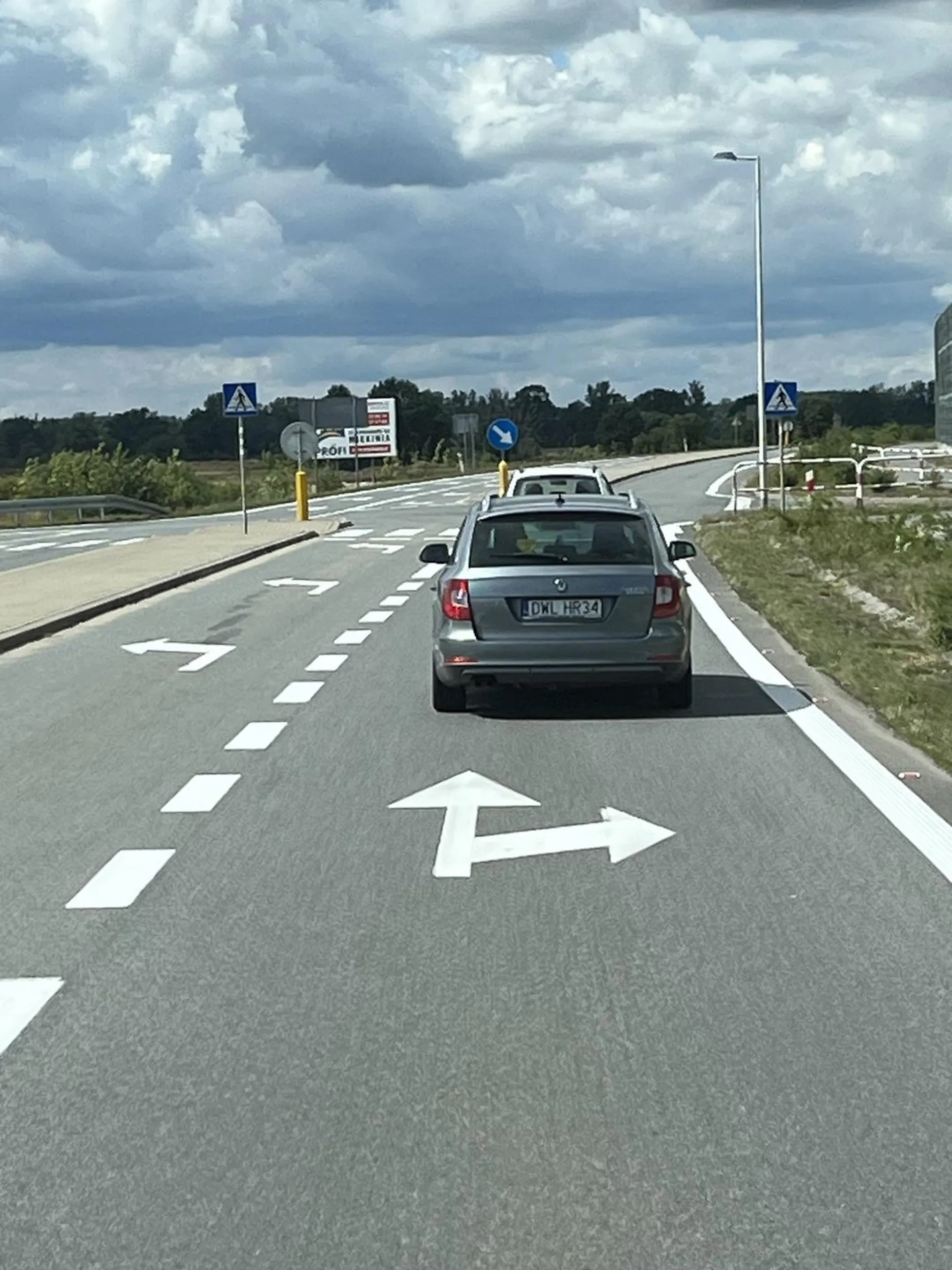 Dramat. Zero patrzenia w lusterka. Wpierdala się przed maskę podczas wyprzedzania i wielce zestresowany