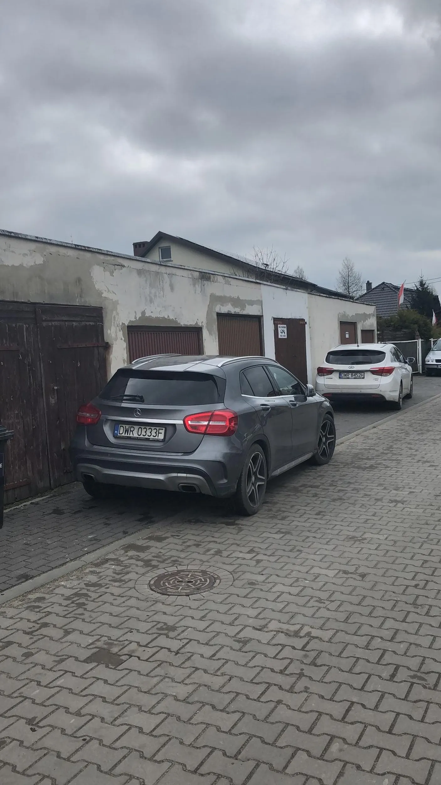 Ktoś zaparkował i zastawił bramy garażowe, bo przyjechał do kościoła. Nie patrzą na to, że to bramy garażowe i z którychś z tych bram ktoś chciałby wyjechać!! Nagminnie!!!