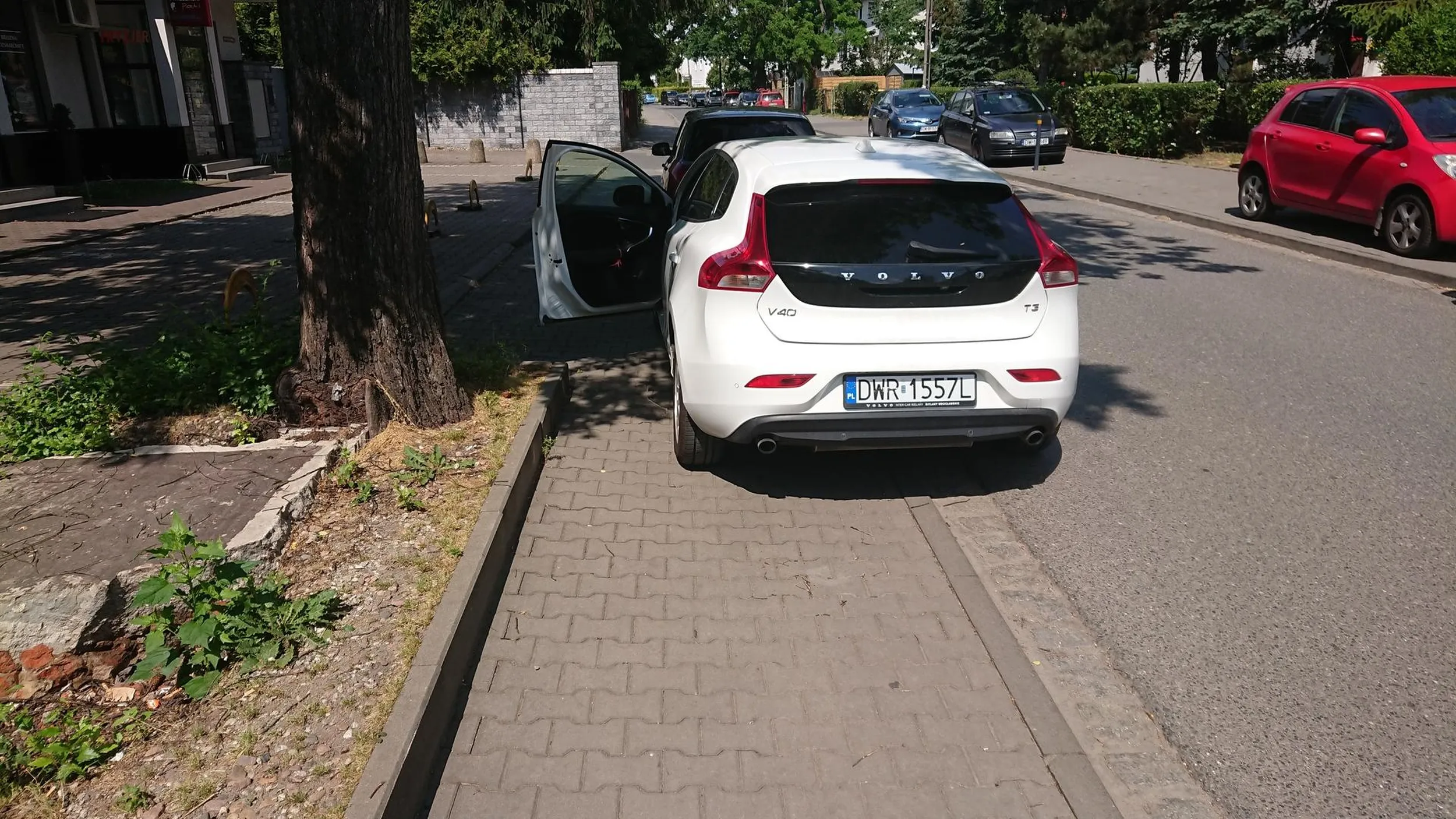 Pani zaparkowała na zakazie i zablokowała chodnik. Dla pewności, przyblokowała ostatnie centymetry otwartymi drzwiami. Sfotografowana rzuca się i wyzywa. Trochę kultury, kobieto!