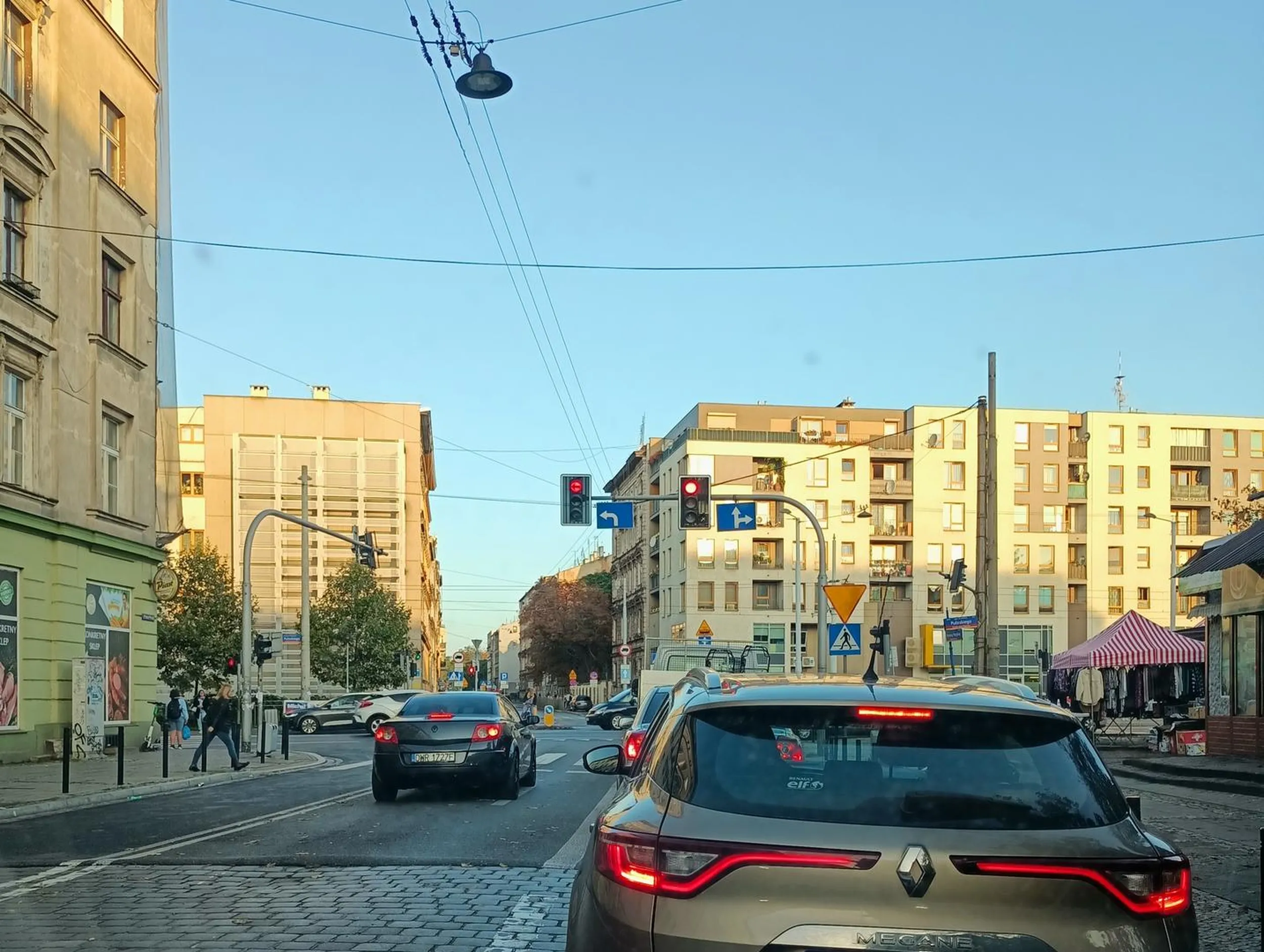 Na pasie do jazdy na wprost jest tu niemal zawsze korek, a w godzinach szczytu szczególnie. Żeby doczołgać się do tego miejsca, stałem, wraz z innymi, już trzy zmiany świateł, a przejechanie na czwartych zielonych wcale nie było takie pewne, bo po drugiej stronie skrzyżowania, tuż za torami tramwajowymi, jest jeszcze przejście dla pieszych, na którym nie ma świateł. Tymczasem podjechał sobie królewicz (w swoim mniemaniu o sobie), a tak naprawdę zwykły cham, i oczywiście musiał się wepchać na wprost, gdy w lewo miał czerwone.