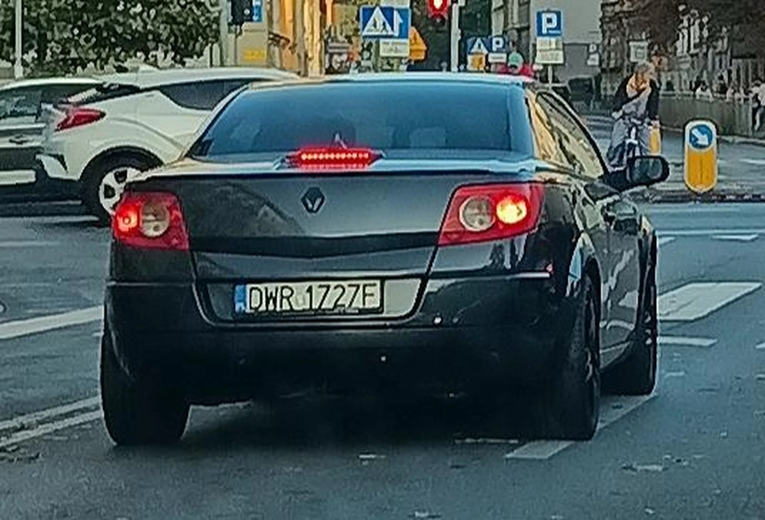 Na pasie do jazdy na wprost jest tu niemal zawsze korek, a w godzinach szczytu szczególnie. Żeby doczołgać się do tego miejsca, stałem, wraz z innymi, już trzy zmiany świateł, a przejechanie na czwartych zielonych wcale nie było takie pewne, bo po drugiej stronie skrzyżowania, tuż za torami tramwajowymi, jest jeszcze przejście dla pieszych, na którym nie ma świateł. Tymczasem podjechał sobie królewicz (w swoim mniemaniu o sobie), a tak naprawdę zwykły cham, i oczywiście musiał się wepchać na wprost, gdy w lewo miał czerwone.