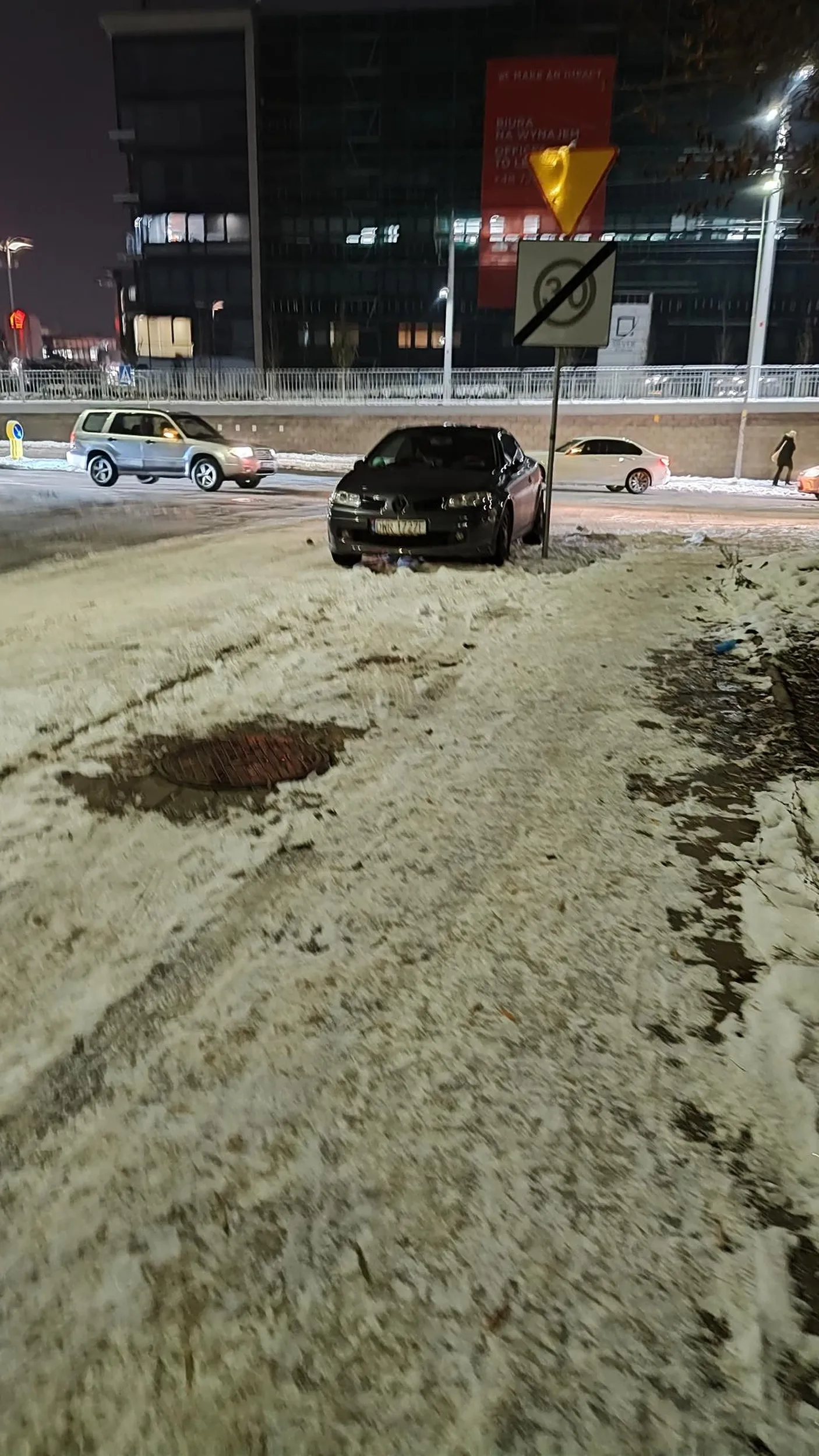 Regularnie parkuje na skrzyzowaniu i na przejściu dla pieszych przy ul góralskiej ,we wrocławiu