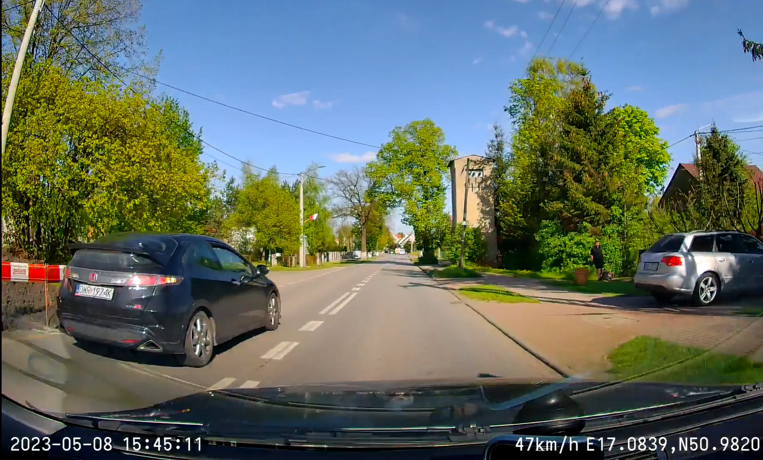 Prawo jazdy znalezione w czipsach. Wyprzedzanie na podwójnej ciągłej, na skrzyżowaniu i traktowanie ograniczeń prędkości jak sugestii.