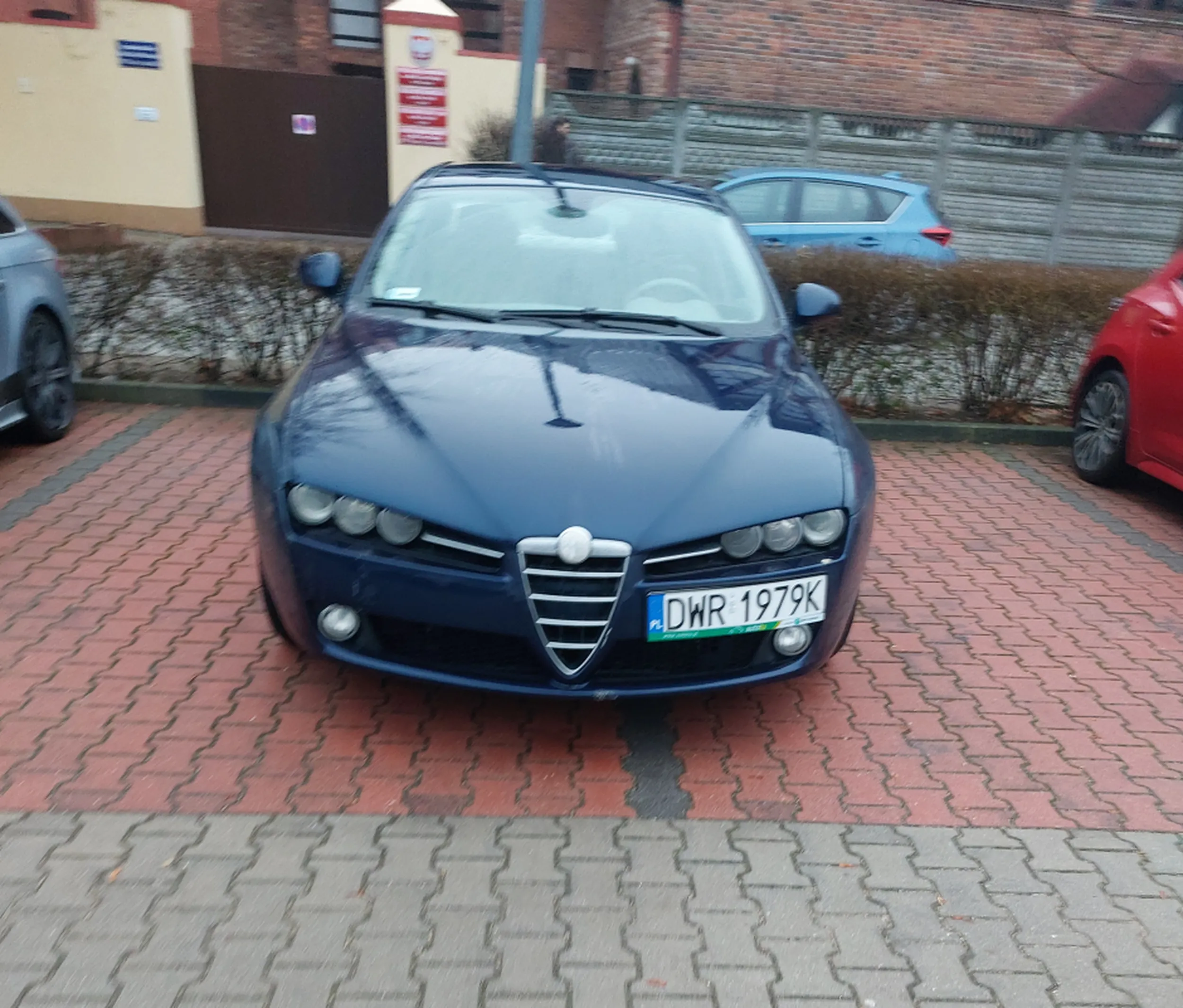 7 rano na parkingu uczelni, jest jeszcze kilkanaście wolnych miejsc. Za pół godziny nie będzie gdzie szpilki wcisnąć, a jakiś tuman parkuje swoim szrotem na dwóch miejscach