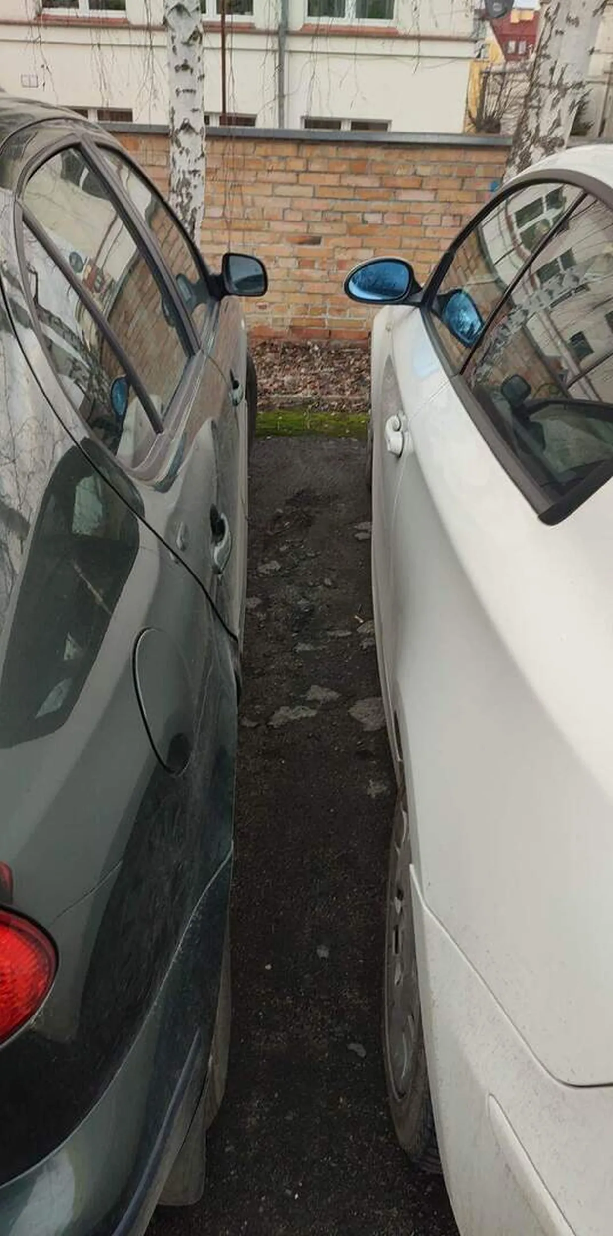 Stanął specjalnie po ukosie żeby mógł wyjść z dzieckiem z lewej....  Dobrze że z prawej zostawiłem miałem miejsce, żeby gościu z prawej mógł wsiąść. Było mało miejsca z lewej, bo każdy powstawał za blisko albo za dużo było miejsca. Mógł kuźwa wjechać tyłem po ukosie żeby każdy mógł wyjść!!! Karmy !!!!!!!