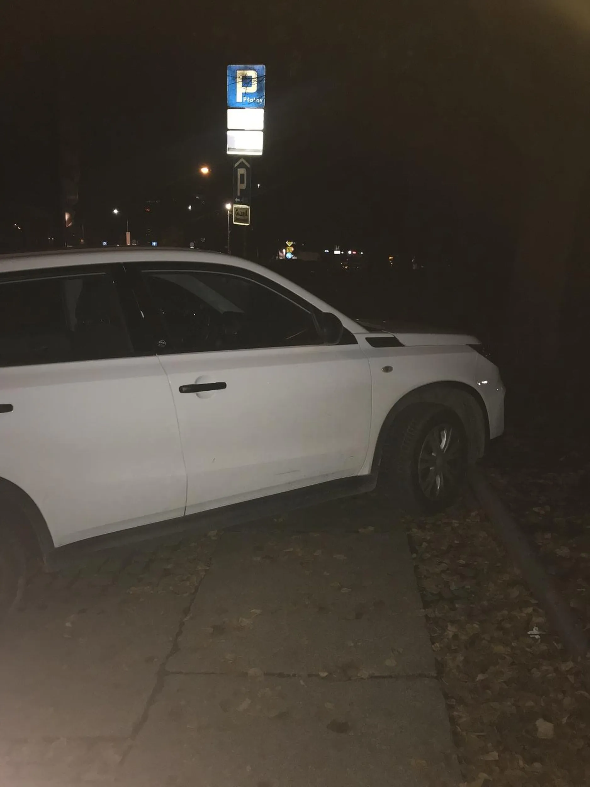 Parkowanie na przejściu dla pieszych.