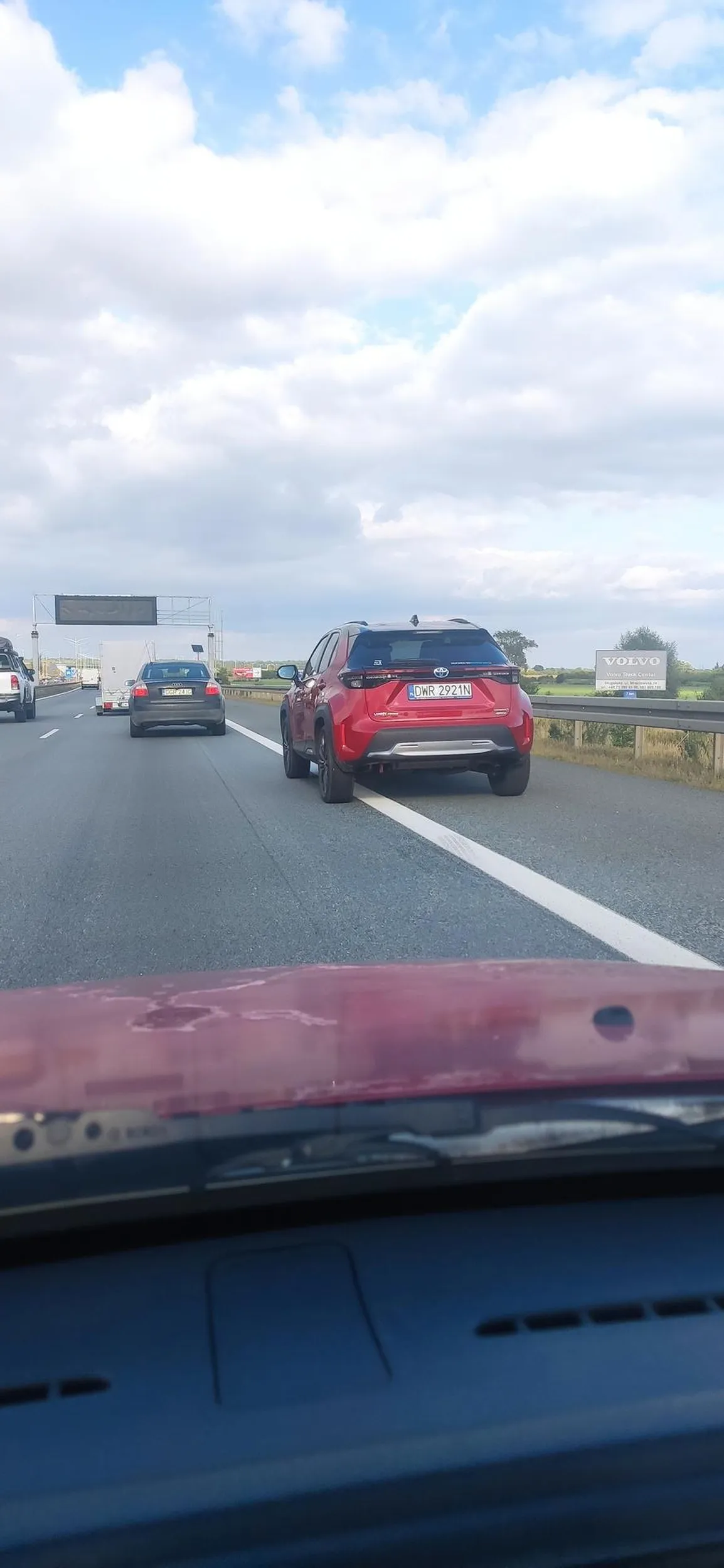 Księżniczka stwierdziła, że nie będzie jechać w sznurze aut na AOW. Kilkaset metrów przed zjazdem na łącznik z Długołęką, pasem awaryjnym postanowiła wyprzedzić towarzystwo...