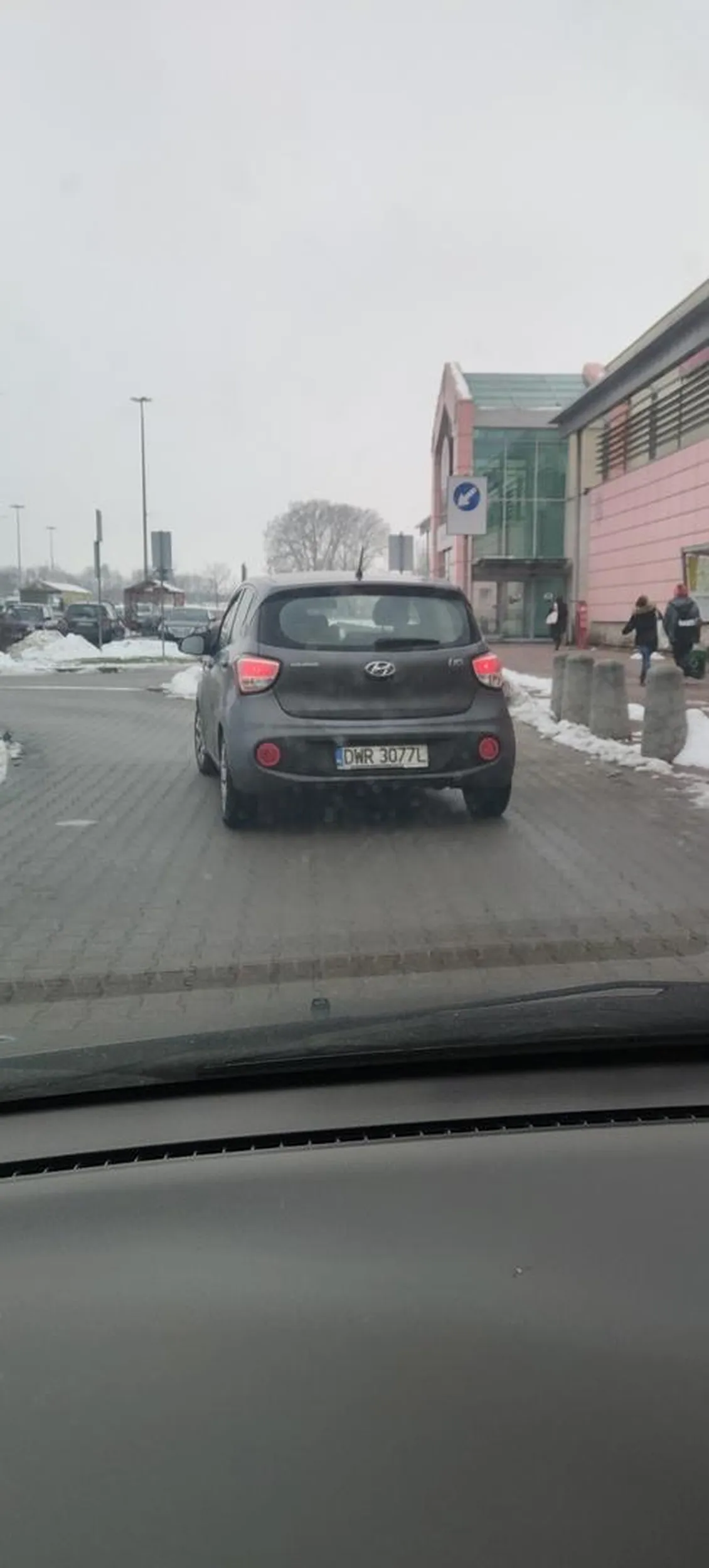 Jegomość ewidentnie wyjechał samochodem z pola i zapomniał przepisów drogowych.. wymusza pierwszeństwo po czym gwałtownie hamuje. Szkoda,że czekam na odbiór kamerki w samochodzie,bo delikwent by miał prezent na święta ?