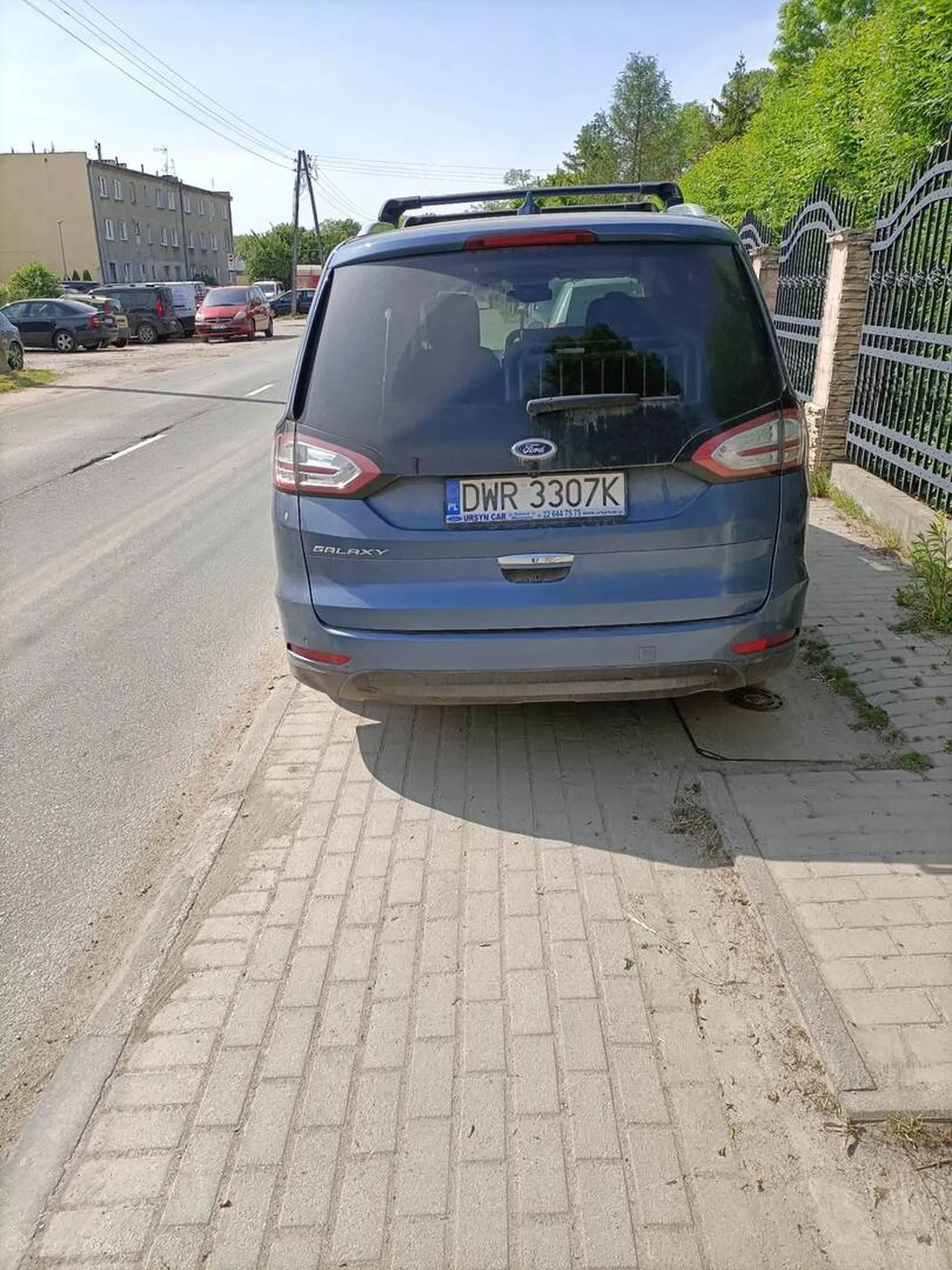 Wypierdalaj z tą padlyną na złom a nie na chodniku parkujesz