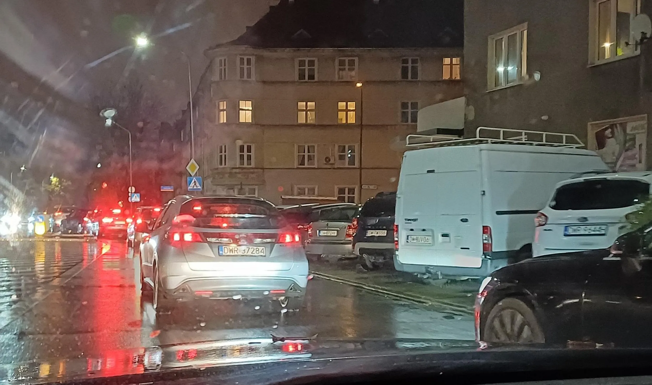 Nieudacznik z podwrocławskiej wsi blokuje dwa pasy uniemożliwiając jazdę na suwak i powodując korek.