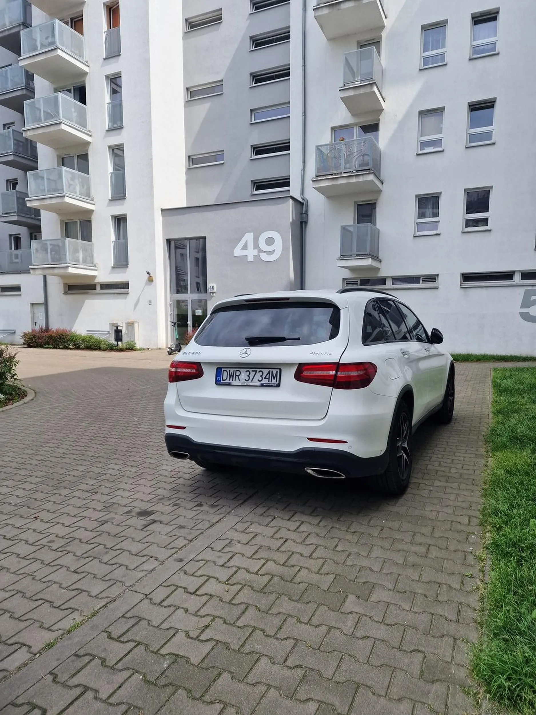 Geniuszu drogi, jak już stajesz na osiedlu gdzie jest zakaz zatrzymywania się, to chociaż zrób miejsce na chodniku, żeby człowiek mógł swobodnie przejść.