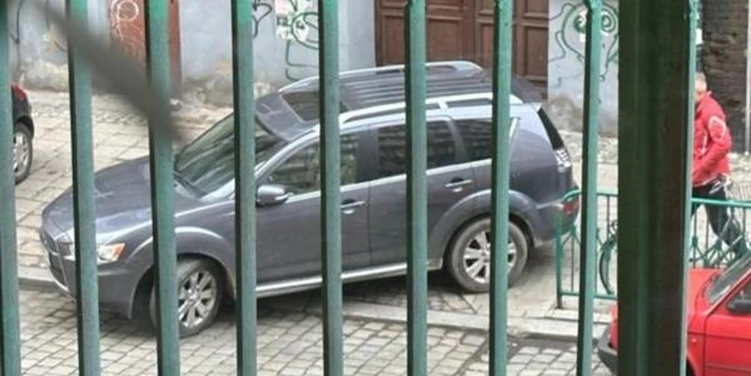 Mistrz Parkowania ? Powinien karnymi kuta..ami mieć wyklejony cały samochód Zajął 3 miejsca parkingowe to naprawdę trzeba się postarać aby tak kijowo wjechać