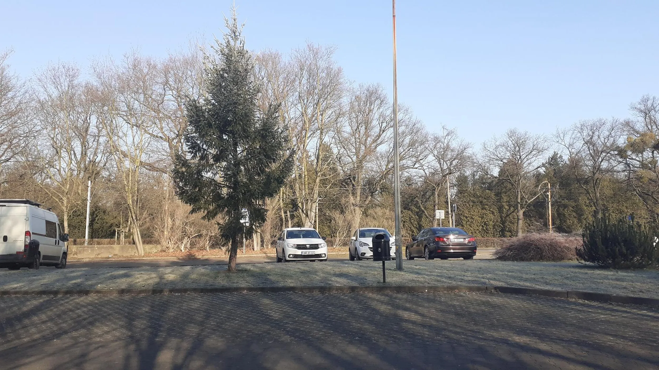 Właściciel auta to homoseksualista nagabujący chłopców w parku za parkingiem na ul Adama Mickiewicza 19 we Wrocławiu