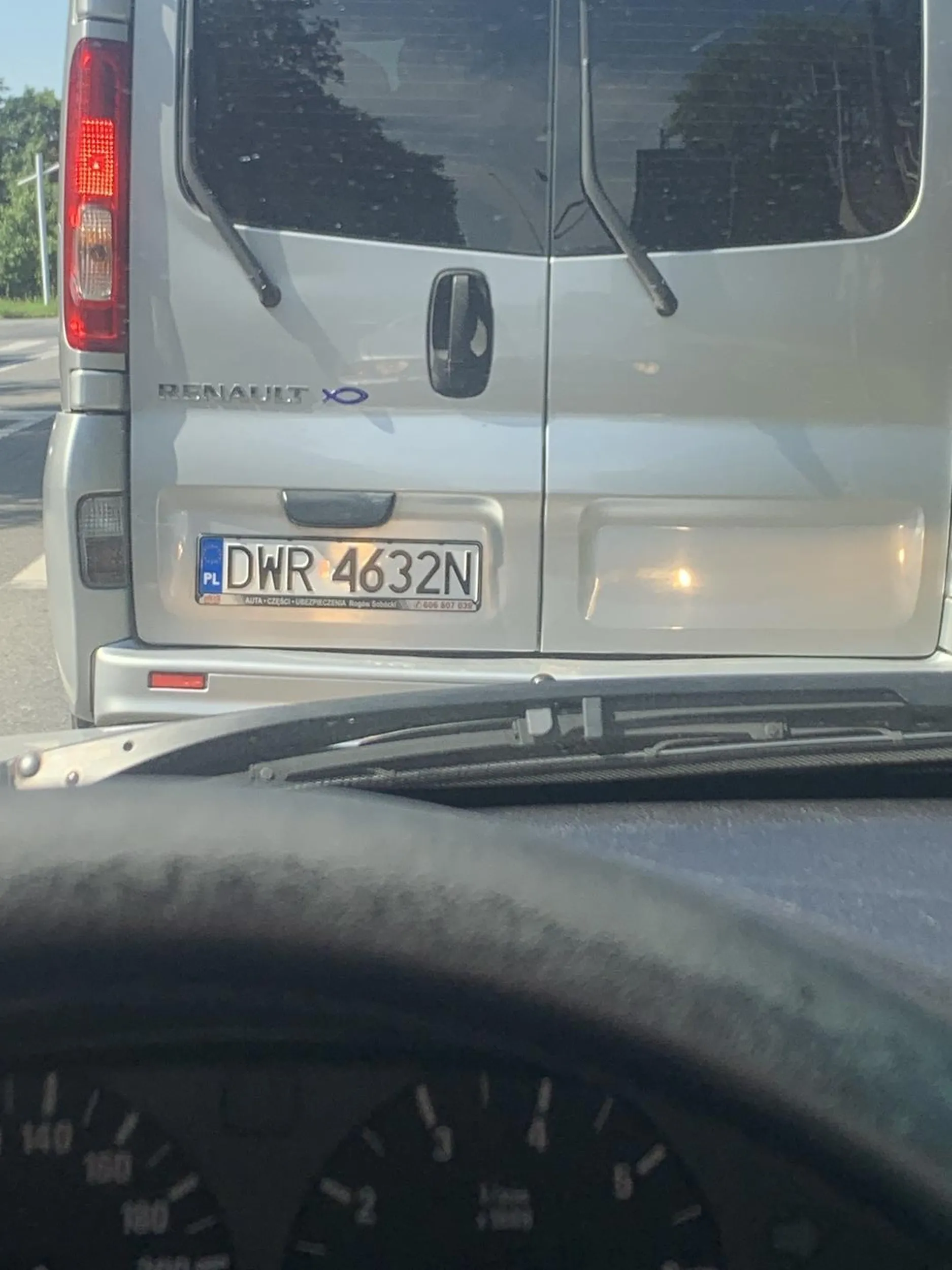 Wymusza pierwszeństwo. Zresztą naklejona rybka mówi sama za siebie. Nie pozdrawiam tego „kierowcy”