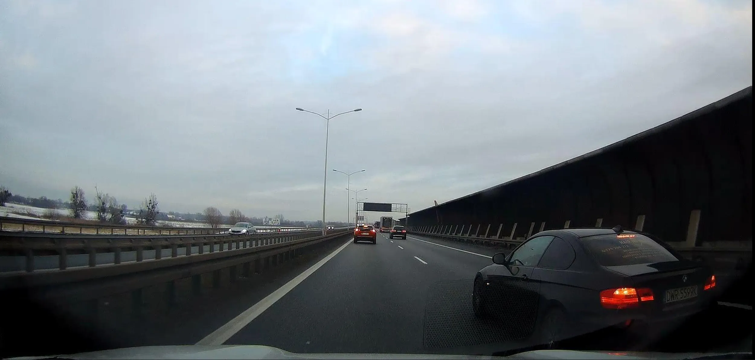 Bezmózg w bmw. Wyprzedzający z prawej strony, zajeżdżający drogę i hamujący. Cudem nie doszło do kolizji