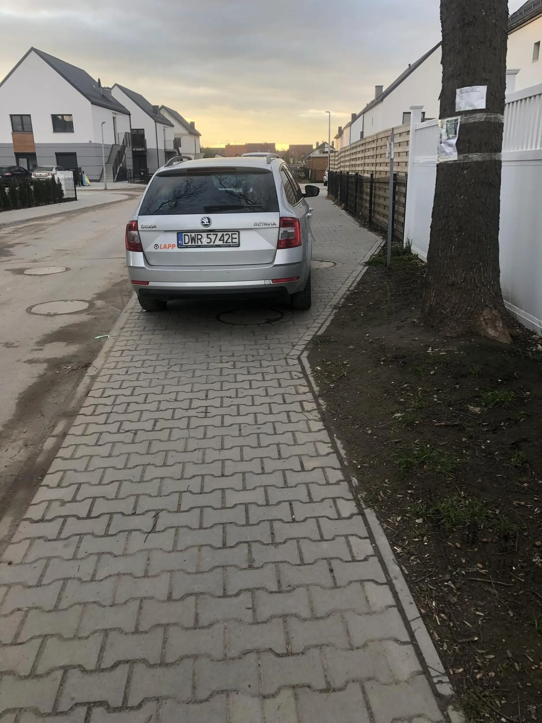 Regularnie parkuje na chodniku dodatkowo przy skrzyżowaniu ?