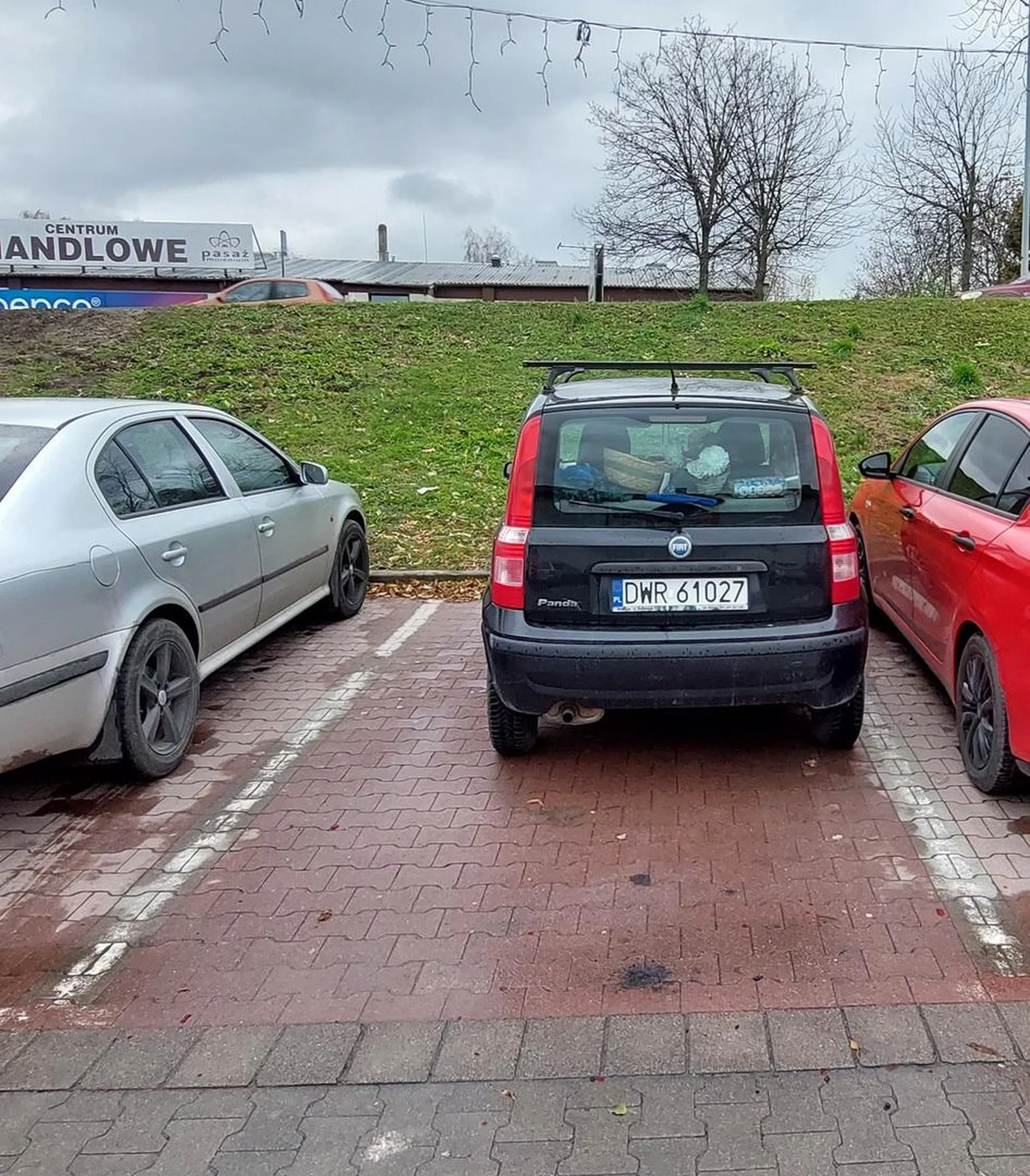 Jak widać niektórzy powinni się zastanowić czy poruszać się po drogach bo później trzeba zaparkować. Pomimo normalnej przestrzeni na parkowanie zatrzymuje się tak by utrudnić wejscie do pojazdu sąsiednim parkującym. Nie pierwszy raz takie parkowanie tak osoby.