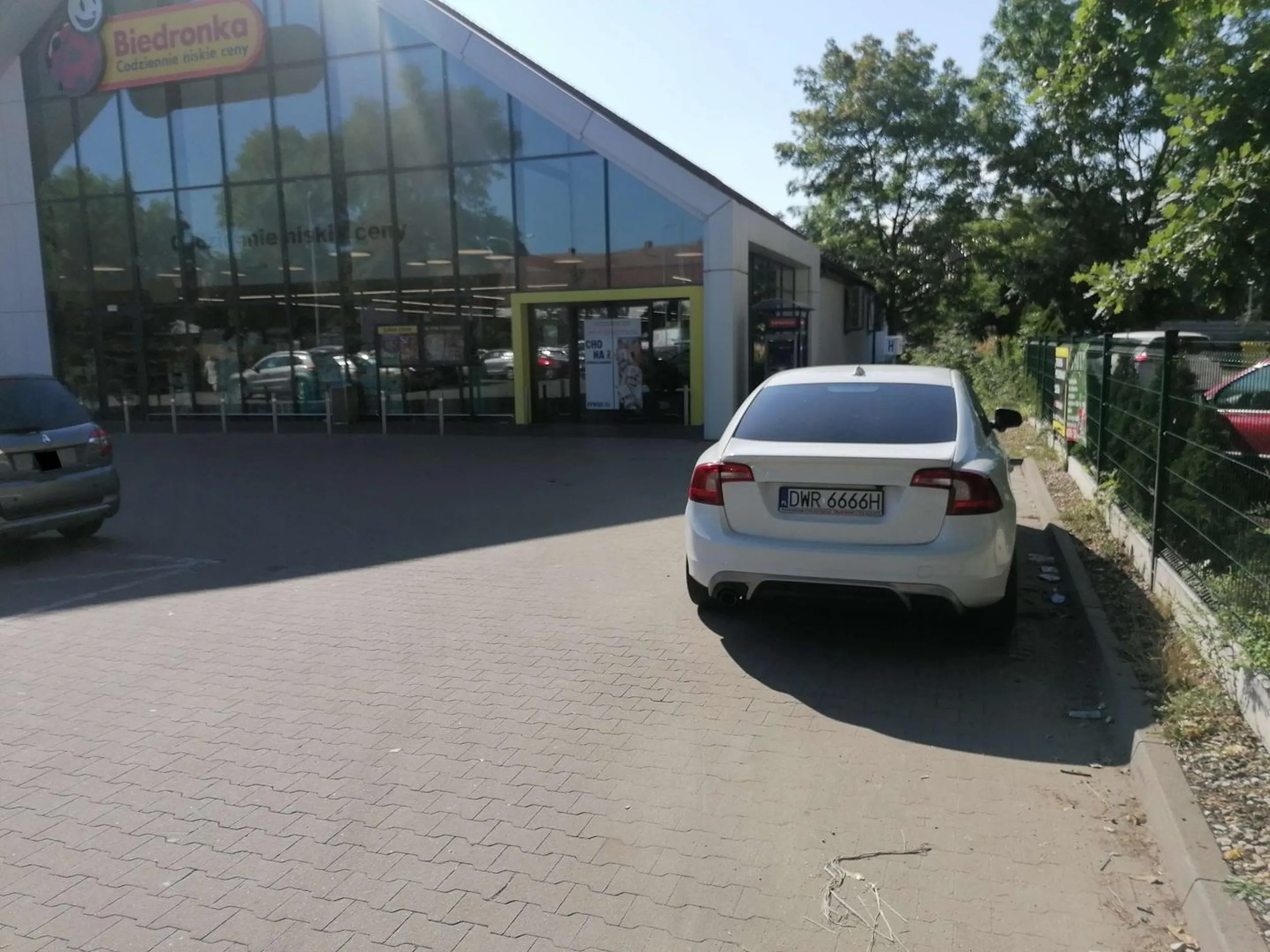 Tak blisko było. Przeoczyła Pani miejsce parkingowe. Chyba, że to specjalnie dla mnie Pani zostawiła wtedy szczerze dziękuję :)