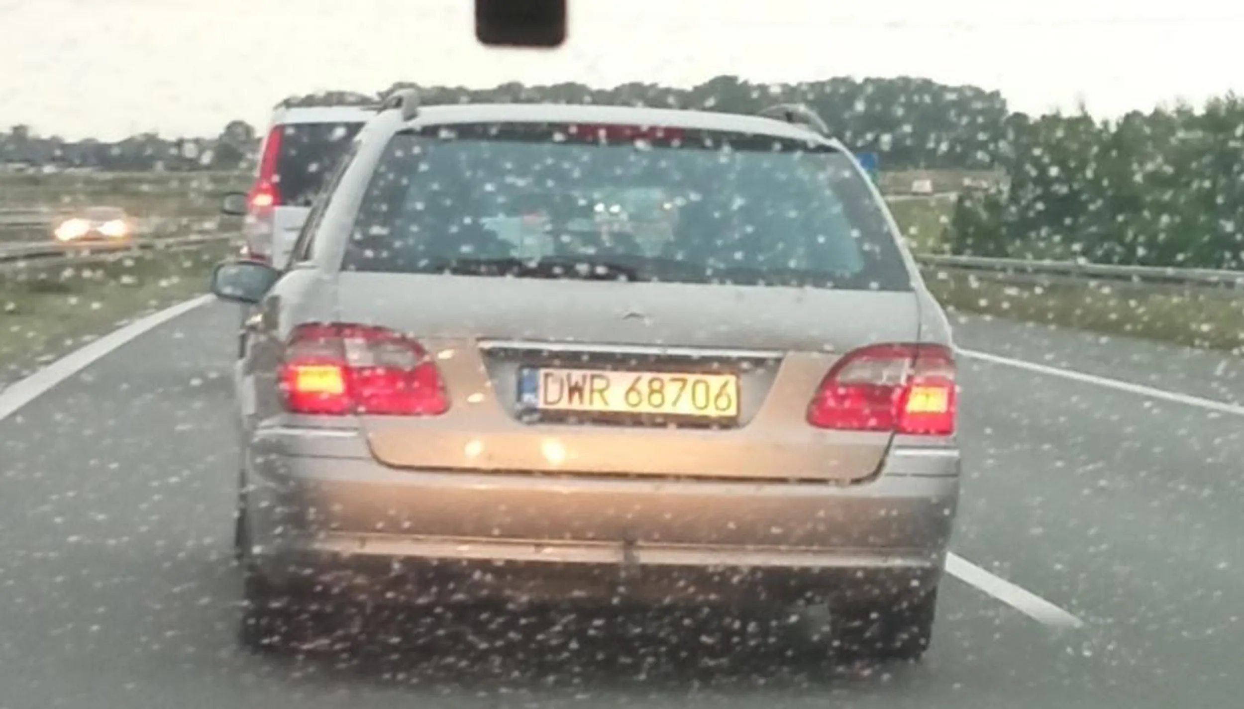 Dwóch idiotów wciska się bezpośrednio przed maskę na autostradzie, a po klaksonie reagują ostrym hamowaniem i środkowym palcem. Szeryf-bandyta drogowy.