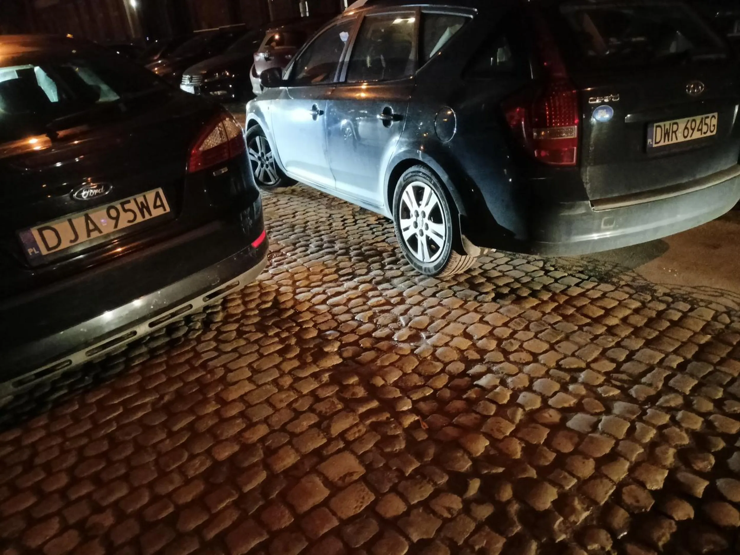 Dnia 15.11.23 w okolicach godziny 17:10 kobieta kierująca pojazdem marki kia ceed (kombi) wyjeżdżając tyłem uszkodziła pojazd marki ford  o numerze DJA 95W4. (Uszkodzenie prawego nadkola)