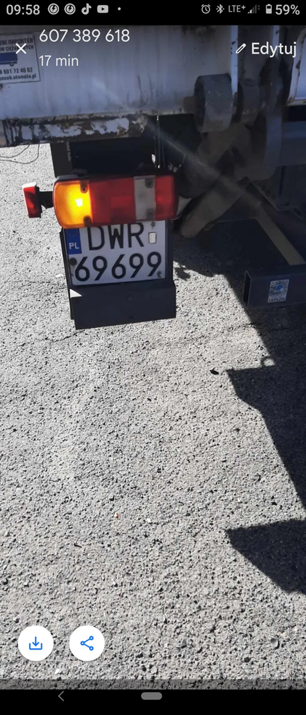 Kierowca podczas cofania przy wjeździe na podwórko uszkodził elewację budynku. Prędkość samochodu praktycznie żadna a umiejętności kierowcy problematyczne.