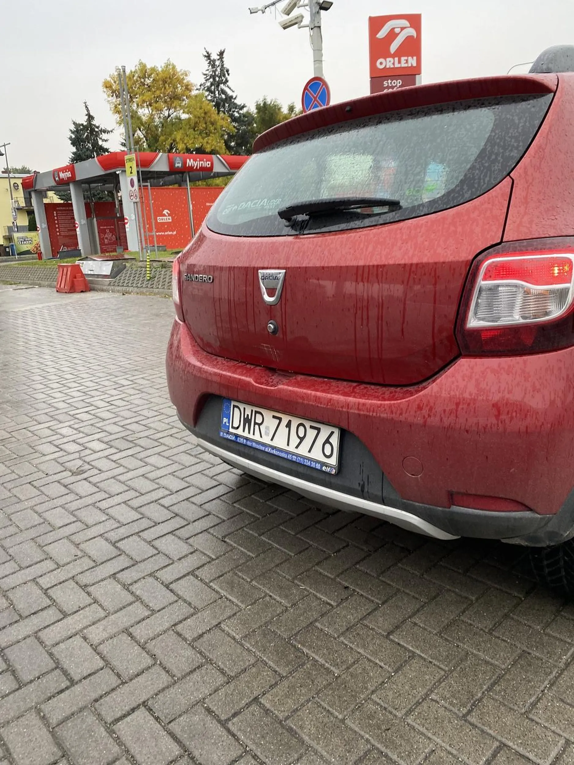 Stary śmierdzący cep  który nie potrafił wjechać w zatoczkę do pompowania kół od strony odkurzacza… najpierw stał za mną ze 3 minuty po czym wyszedł z samochodu i parchał do mnie, że zablokowałem wjazd. Zjebalem śmiecia pokazując że kompresor stoi na środku pomiędzy dwoma zatoczkami i niech sobie wjedzie obok. Próbował się stawiać ale jak wyszedłem z auta to spierdolił i odjechał. Kobierzycki kutas