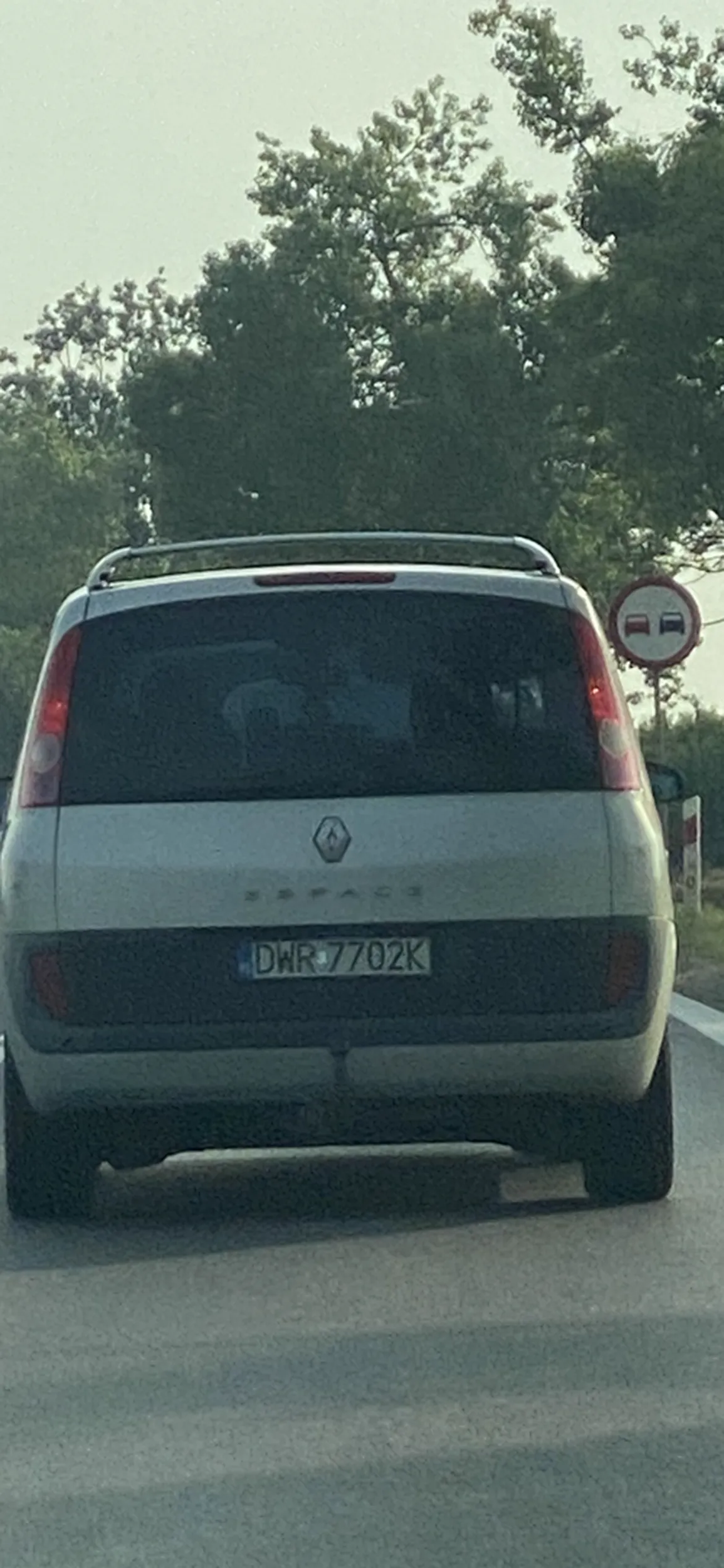 Następnym razem jak zaczniesz wyprzedzać samochody to wiedz że twój trup to nie formuła 1! Z naprzeciwka tez jadą ludzie w samochodach! A im w przeciwieństwie do ciebie chce się żyć!