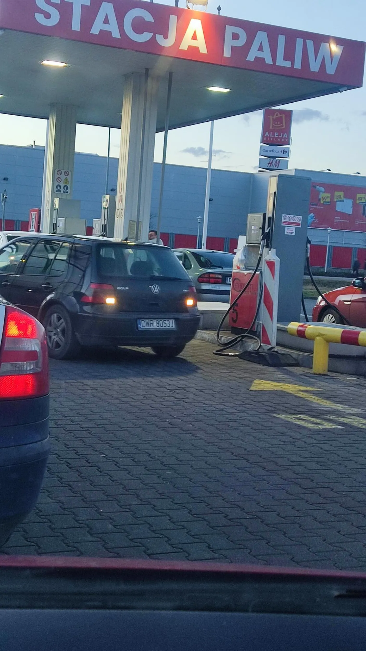 Na stacji paliw nie omija chamsko kolejkę w której stoi 10 samochodów