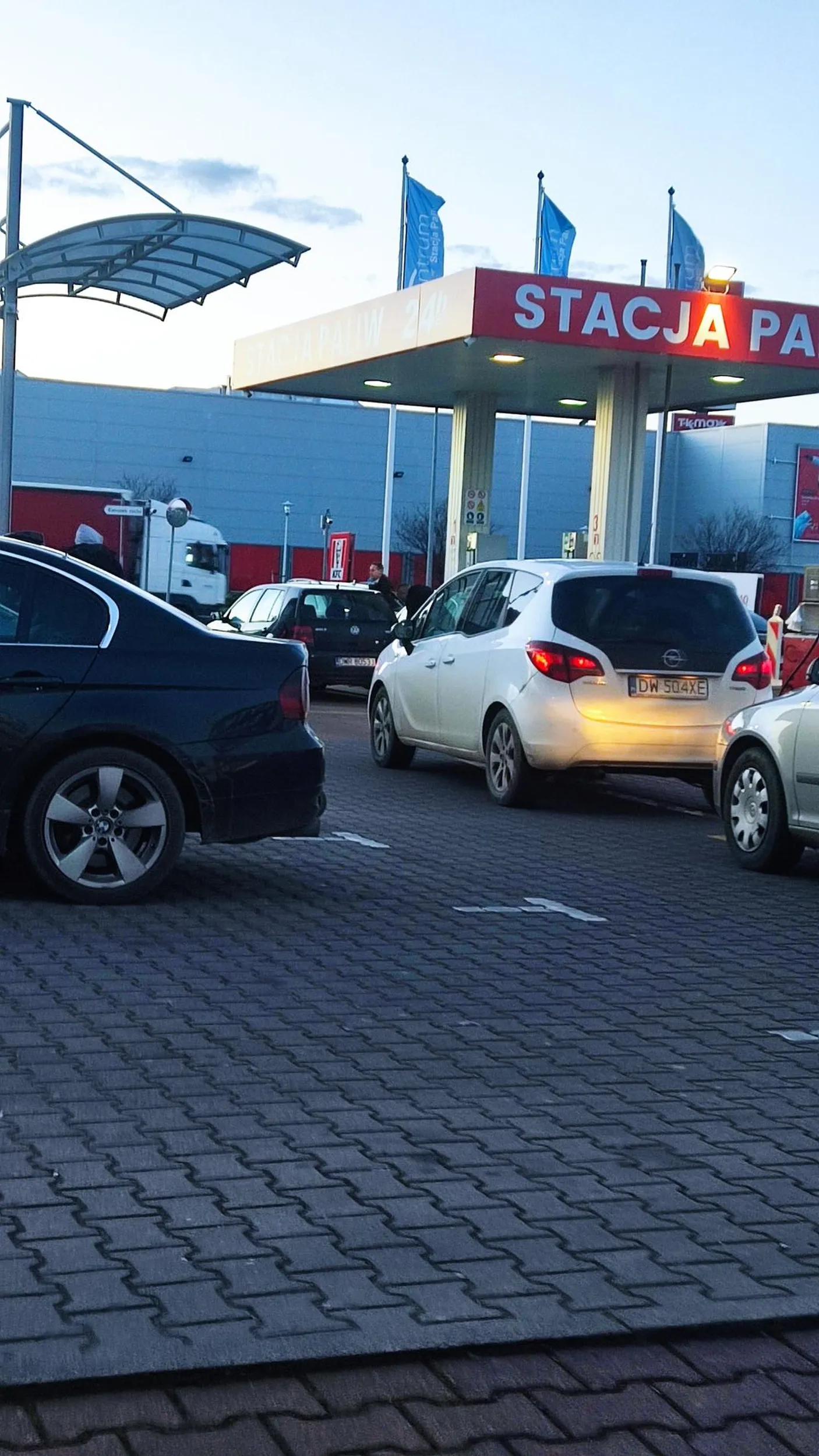 Na stacji paliw nie omija chamsko kolejkę w której stoi 10 samochodów