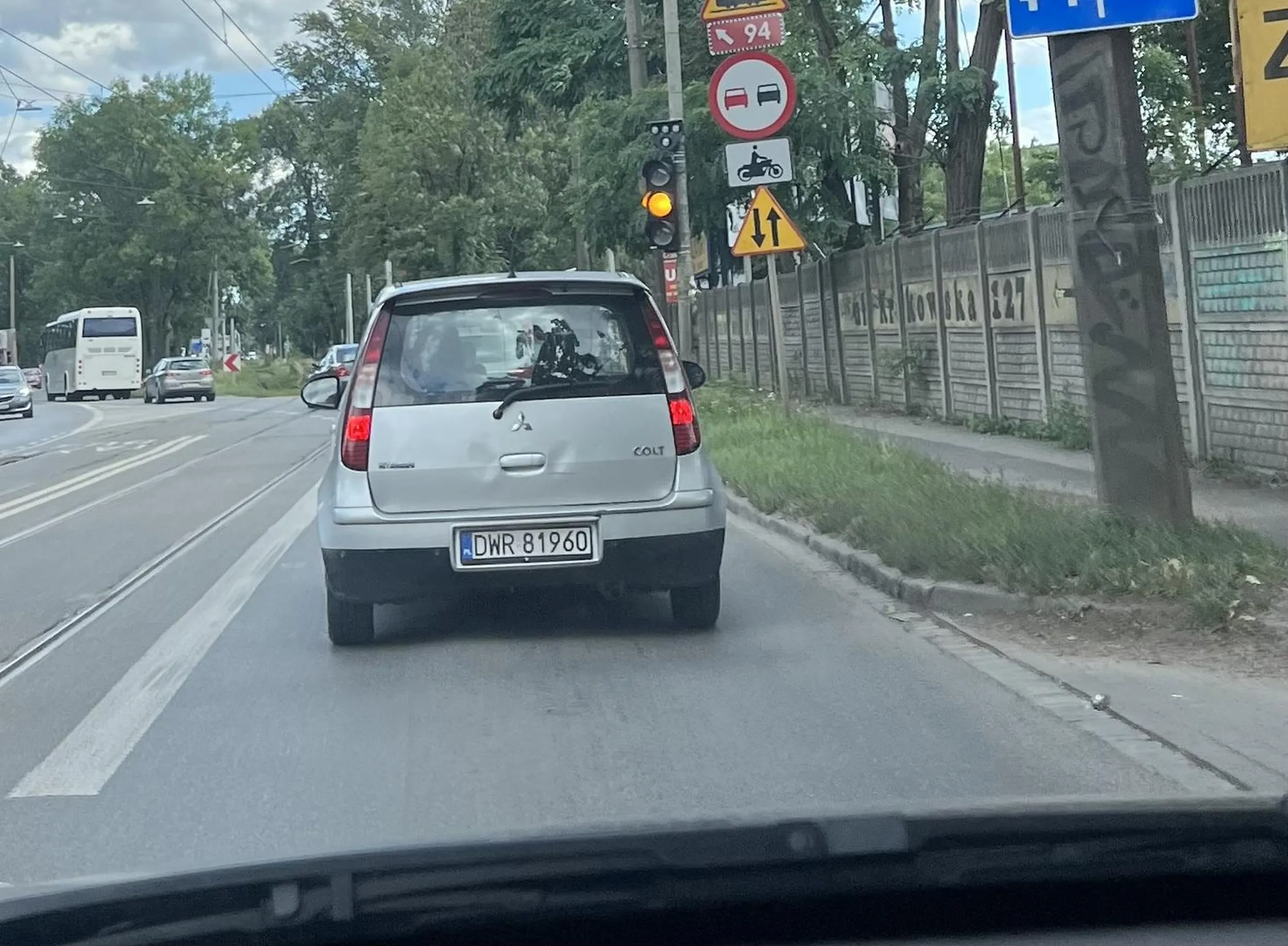 DWR wiec w korkach jezdzic nie umie pogniecionym paździerzem. Nie dość ze nie rozumie pojęcia zakładki to jeszcze parchem kolizje probuje wywołać.