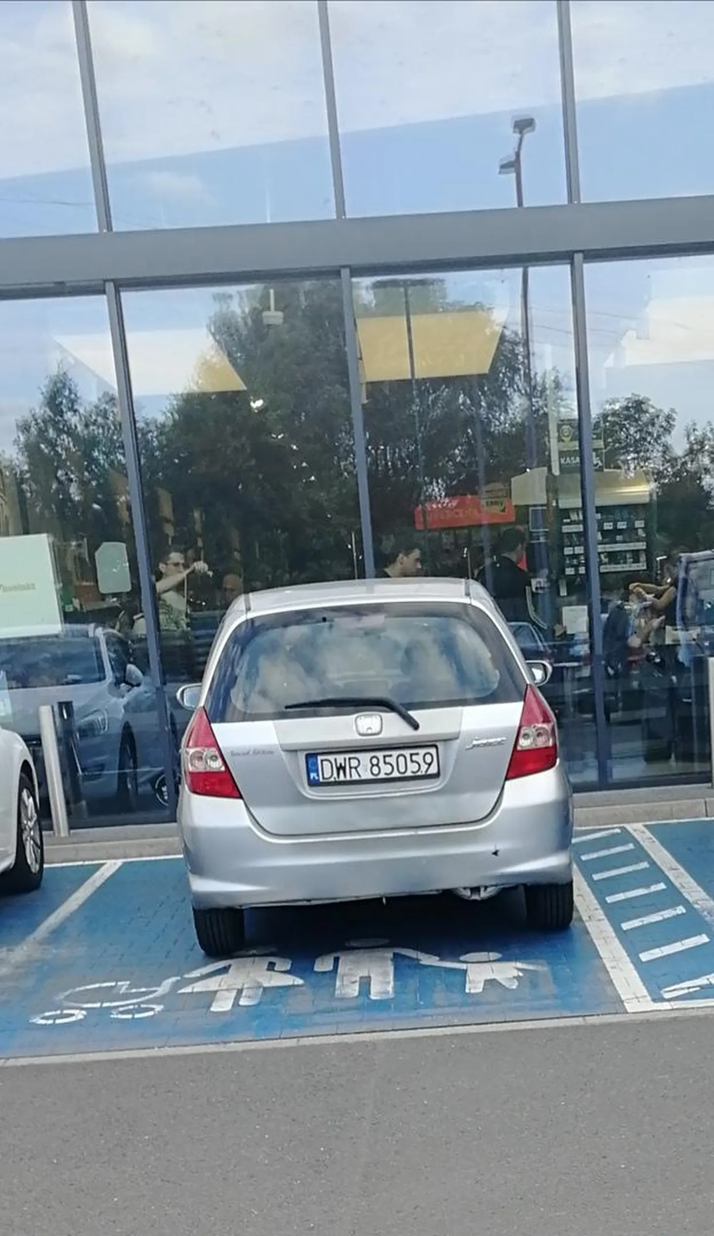 Kierowca parkuje na miejscu wyznaczonym dla osób z dziećmi, w aucie tylko dwóch dorosłych. Nie ma nawet fotelika.