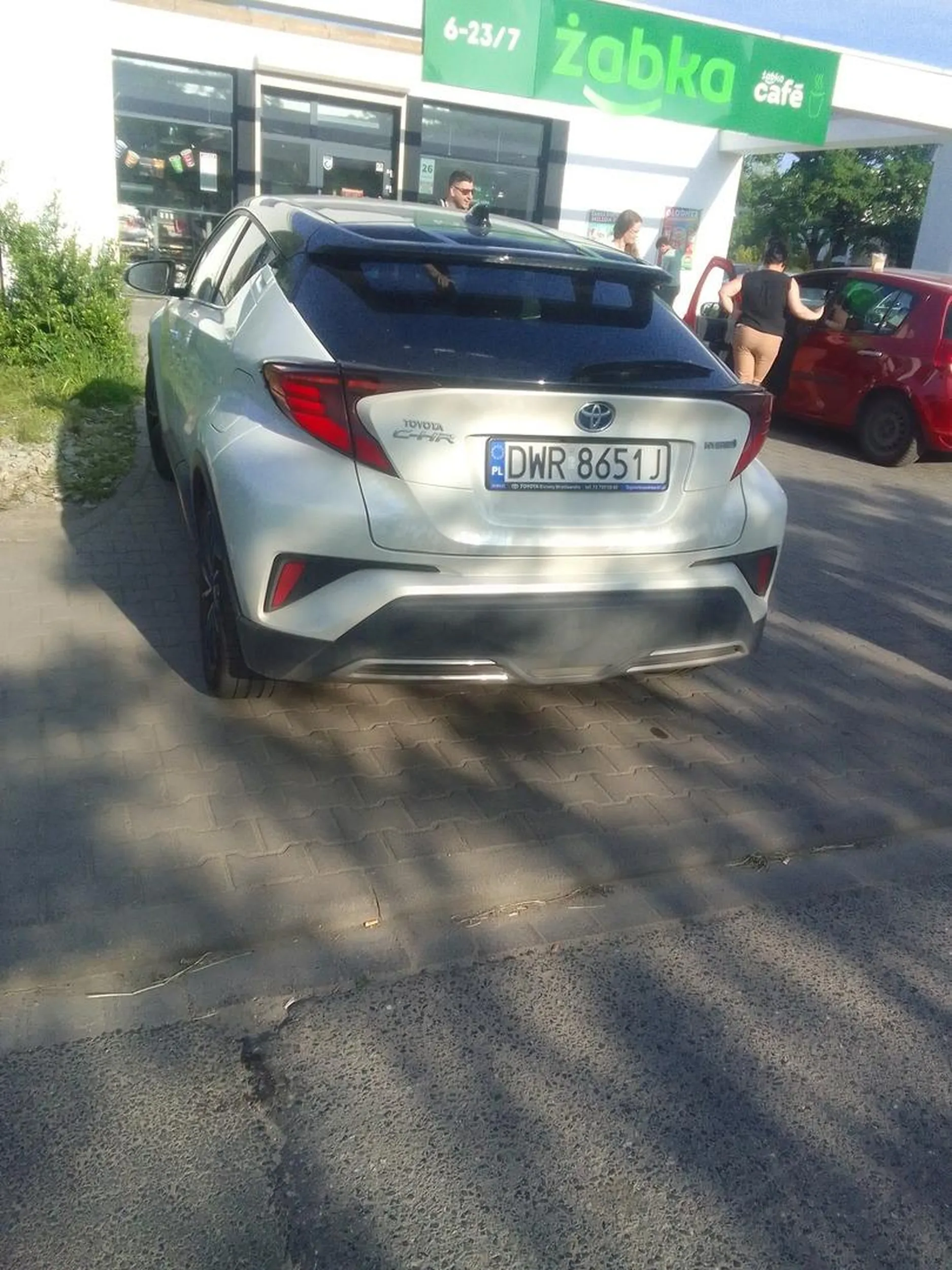 Parkowanie na chodniku nie pozdrawiam