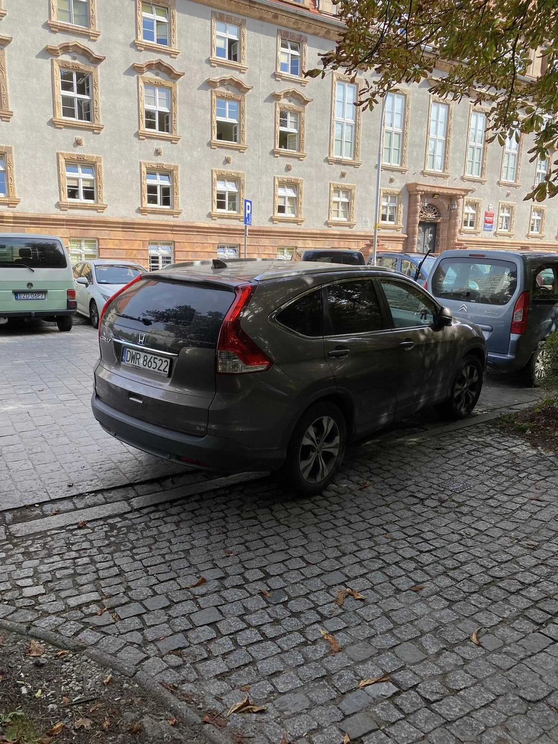 Świetny pomysł zaparkowania we wjeździe do posesji kilkudziesięciu mieszkańców. „Ja tylko na chwilkę do ZUSu”. Nie pozdrawiam.