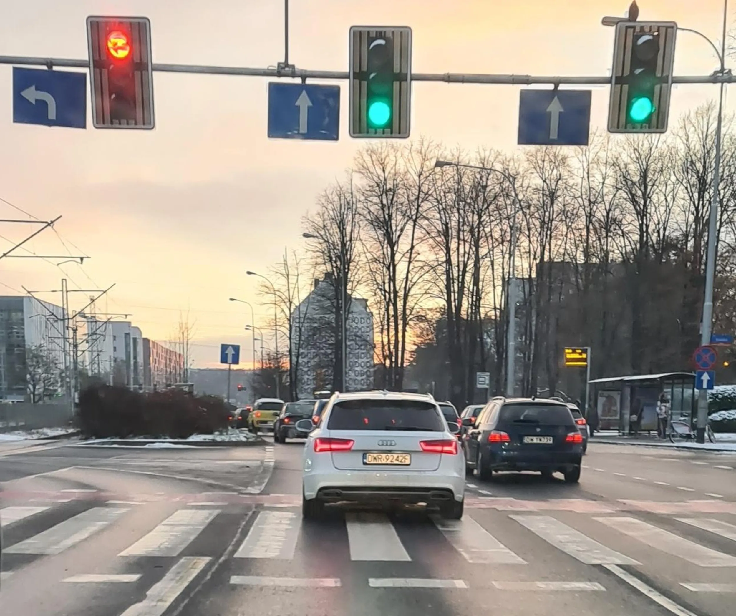 Cztery zera na klapie a piąte za kierownica. Cwaniaczek wyjechał z lewego skrętu na pas dla jadących na wprost i po ruszeniu jeszcze blokował jazdę. Brawo zero