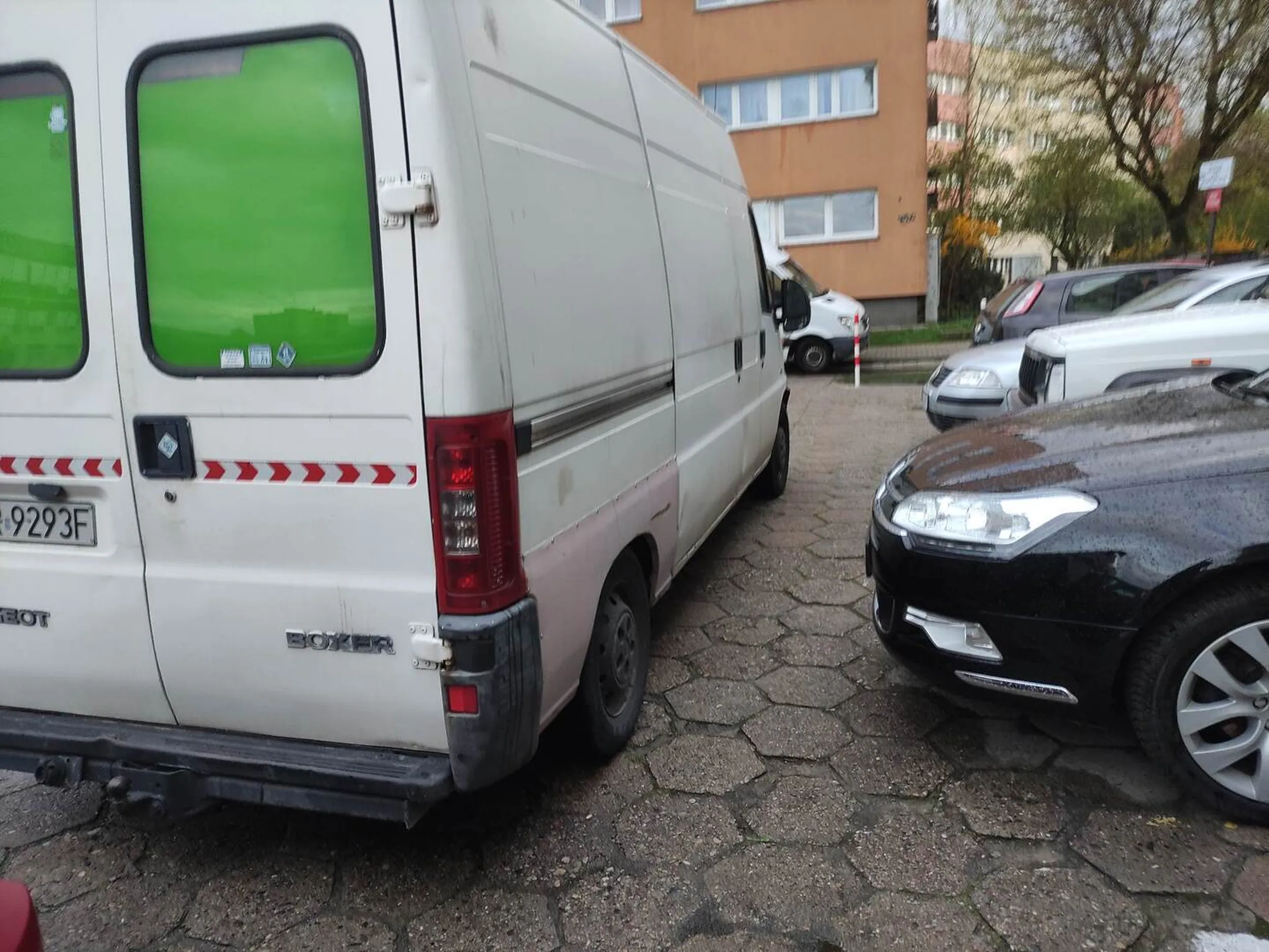 Pan kierowca po PROŚBIE o cofnięcie dosłownie 1-2m miał z tym problem, blokując nie tylko możliwość wjazdu na miejsce postojowe ale też i wyjazdu innych aut. Po zrobieniu zdjęć Pan kierowca grozi pobiciem. Tragiczne zachowanie jak i umiejętności jazdy. Polecam pójść na kursy doszkalające jak i na terapię.