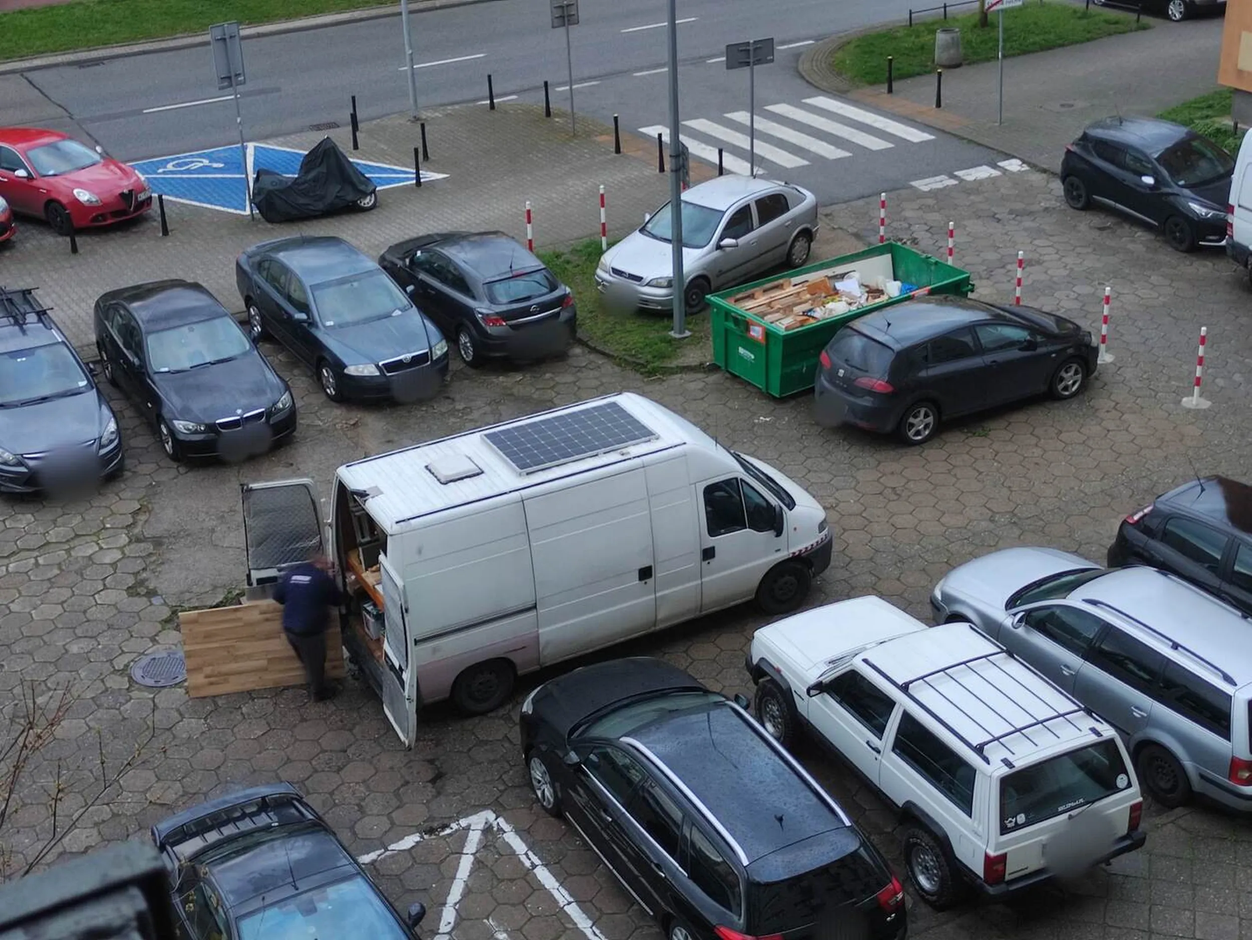 Pan kierowca po PROŚBIE o cofnięcie dosłownie 1-2m miał z tym problem, blokując nie tylko możliwość wjazdu na miejsce postojowe ale też i wyjazdu innych aut. Po zrobieniu zdjęć Pan kierowca grozi pobiciem. Tragiczne zachowanie jak i umiejętności jazdy. Polecam pójść na kursy doszkalające jak i na terapię.