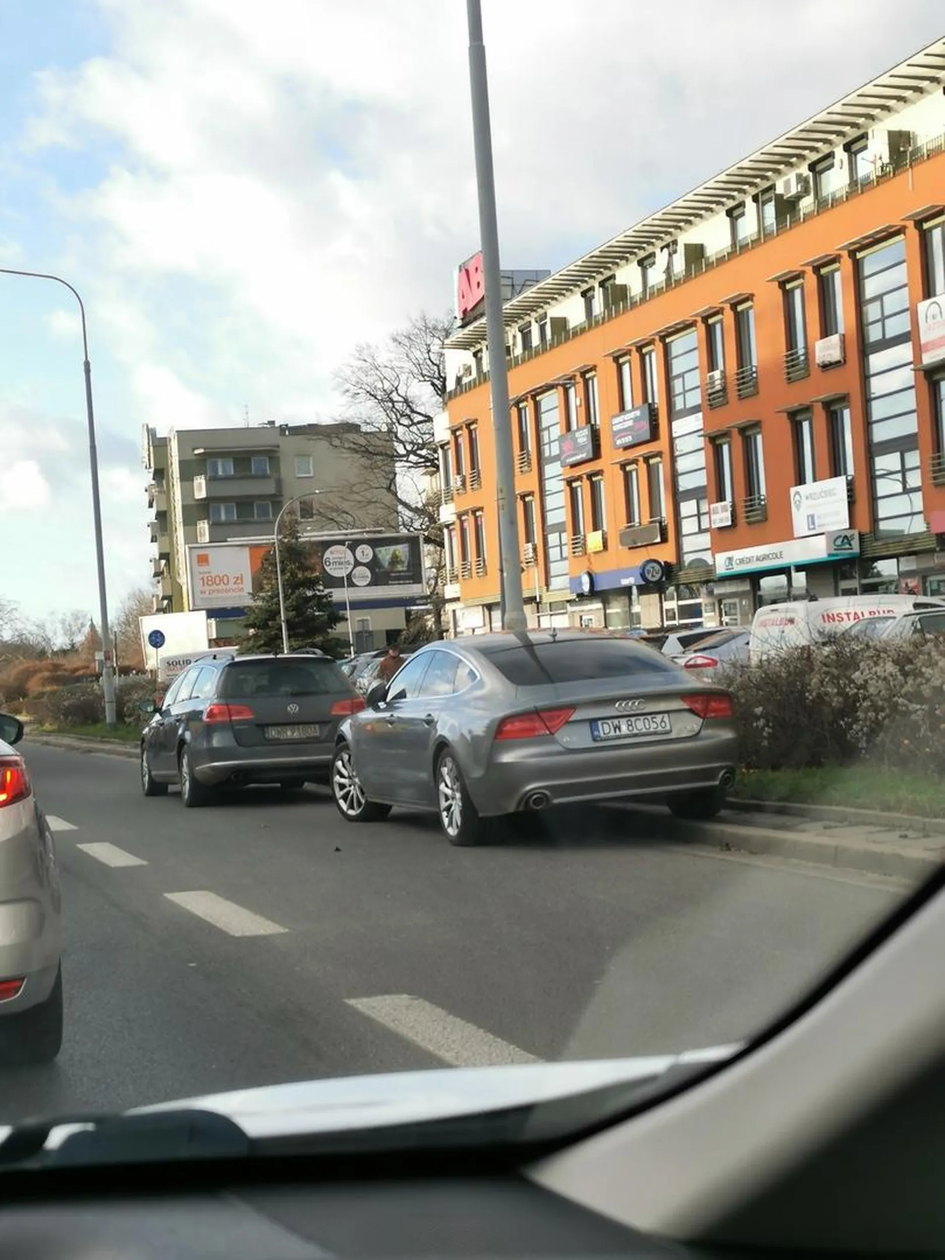 Tak parkuje na ulicy z drugim typem blokując pas na jednej z głównych dróg we Wrocławiu.