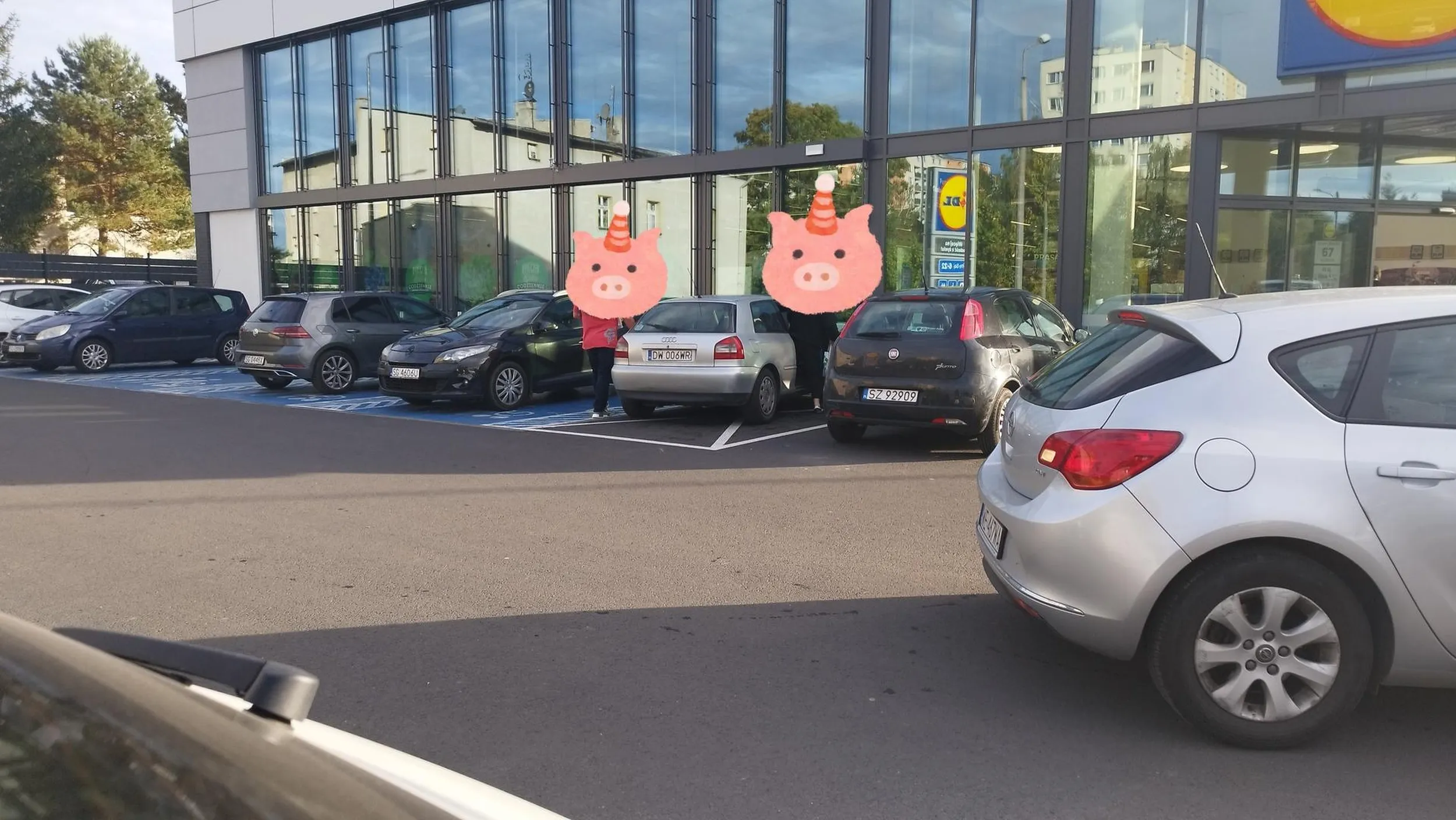 Gliwice. Parkują na wyjściu ewakuacyjnym, blokując go.