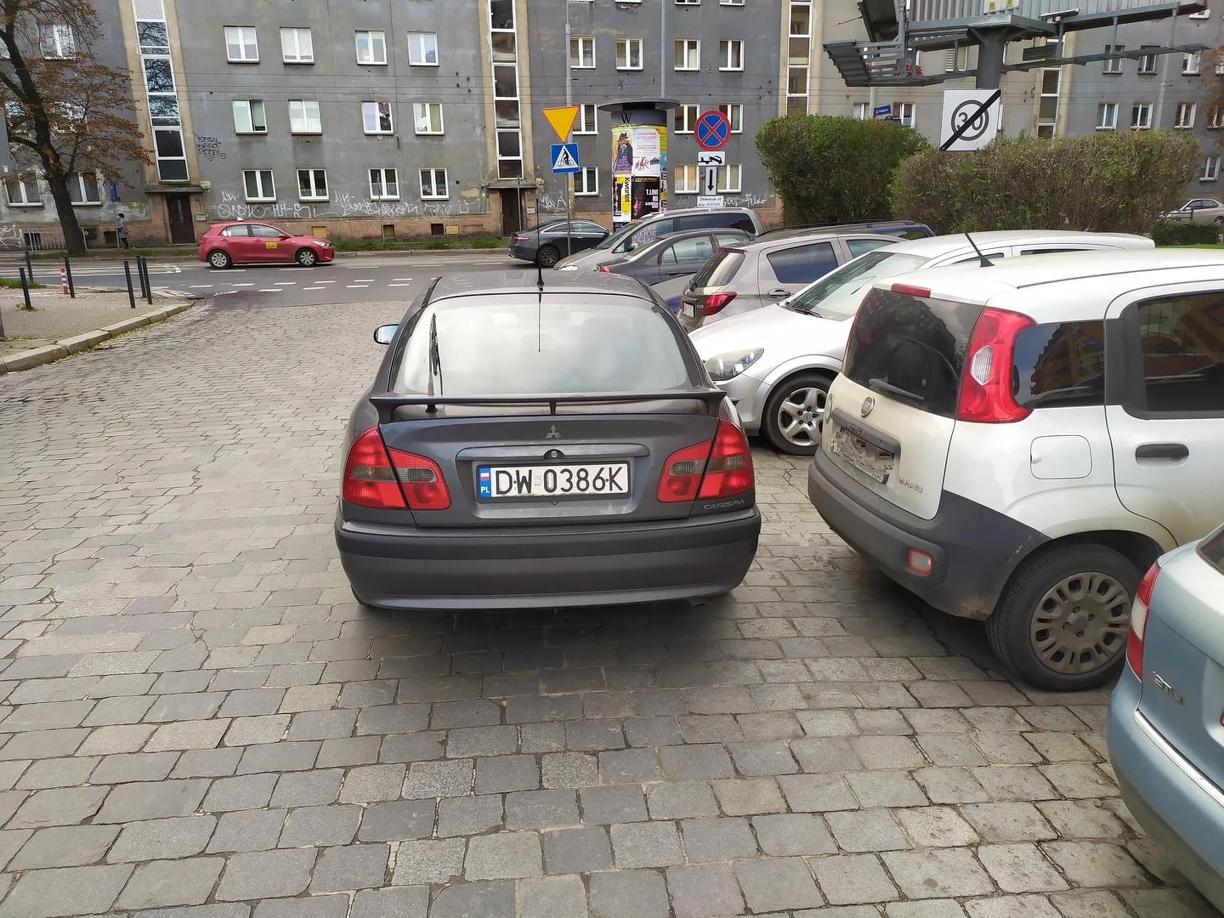 Zastawił mnie na 30min żeby sobie pójść do sklepu po ciastka, nie widział w tym żadnego problemu...