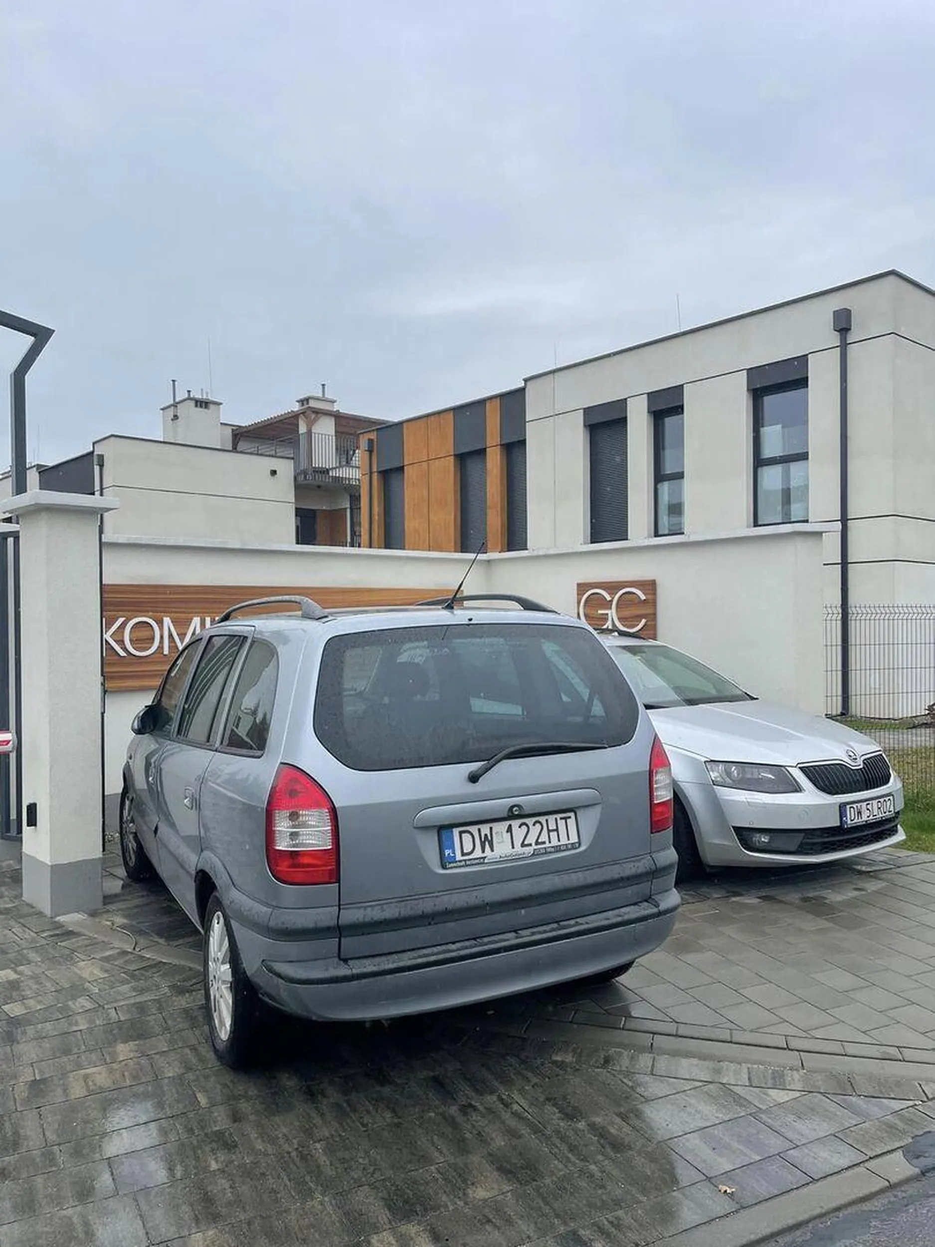 Glupi k*tas zastawiajcy bezczelnie furtke na osiedle starym gruzem.