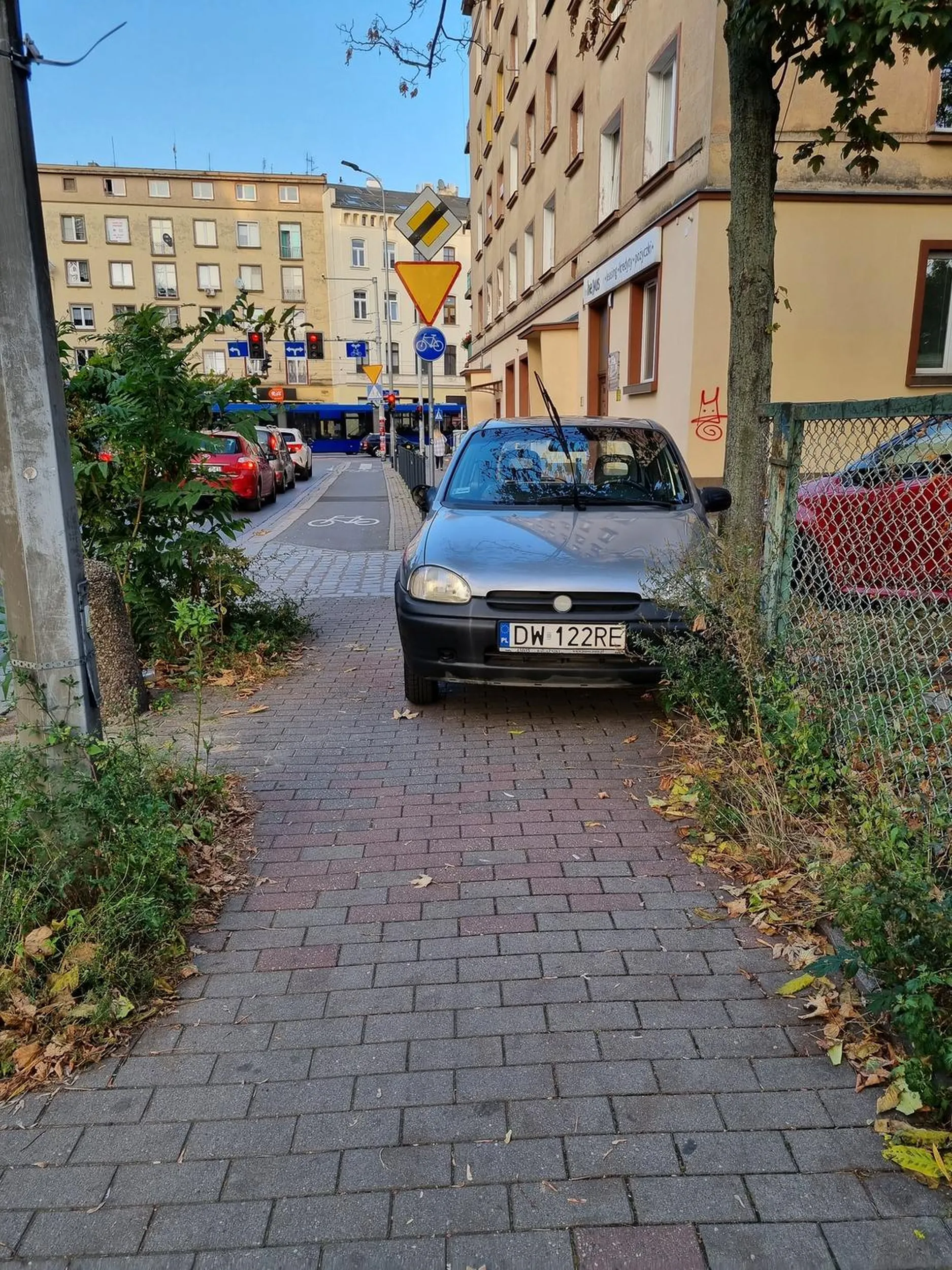 Kierowca chyba zapomniał jak powinno się parkować auto...